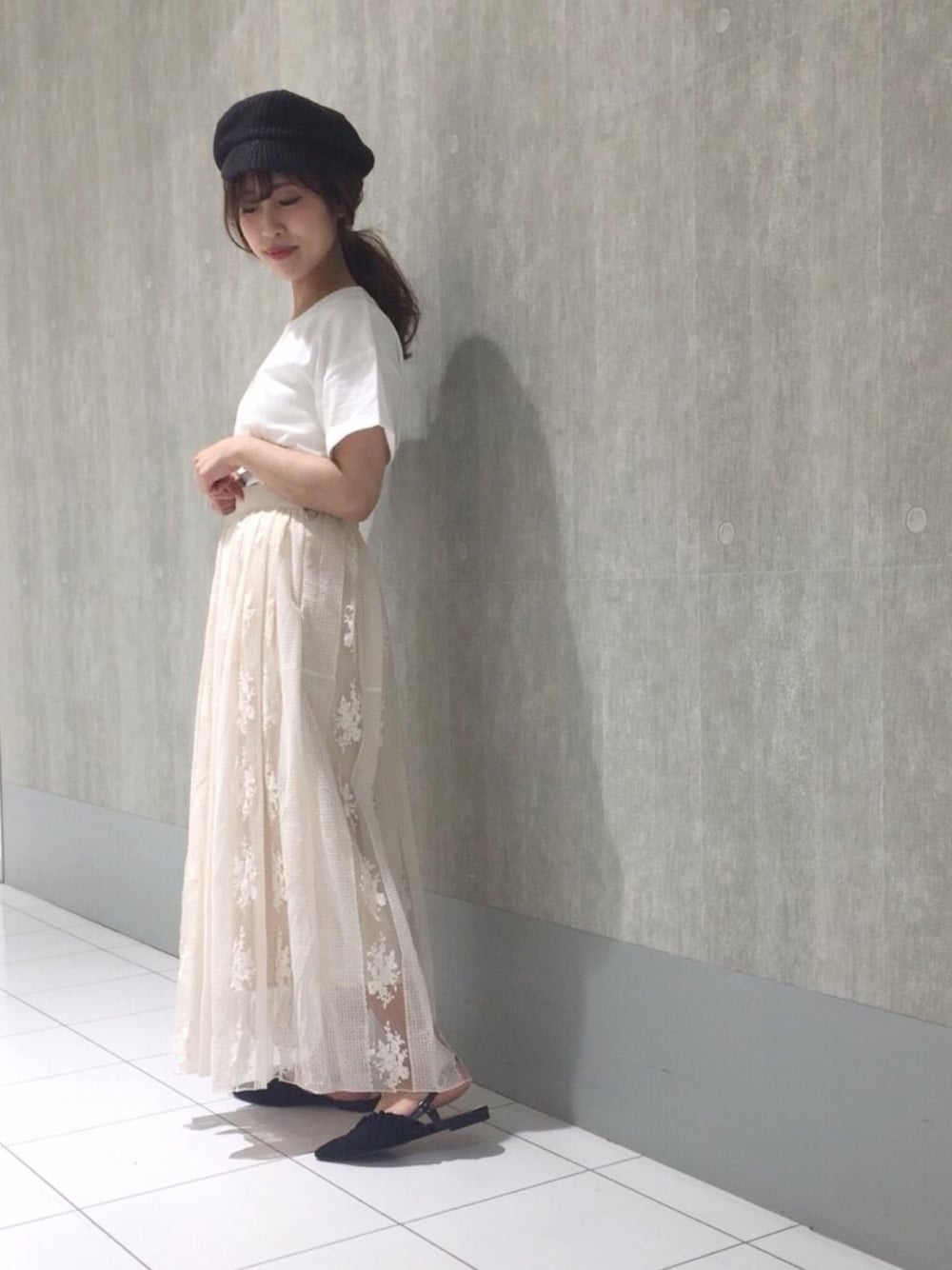 「カジュアル、Tシャツ、レース、サンダル、春コーデ、マーキュリーデュオ(MERCURYDUO)、スカート、広島、キャスケット」｜「MERCURYDUOのロゴTee（Tシャツ/カットソー、ホワイト系）」を使った、和田ありささん（レディース・153cm）の春コーディネートの1枚目の写真