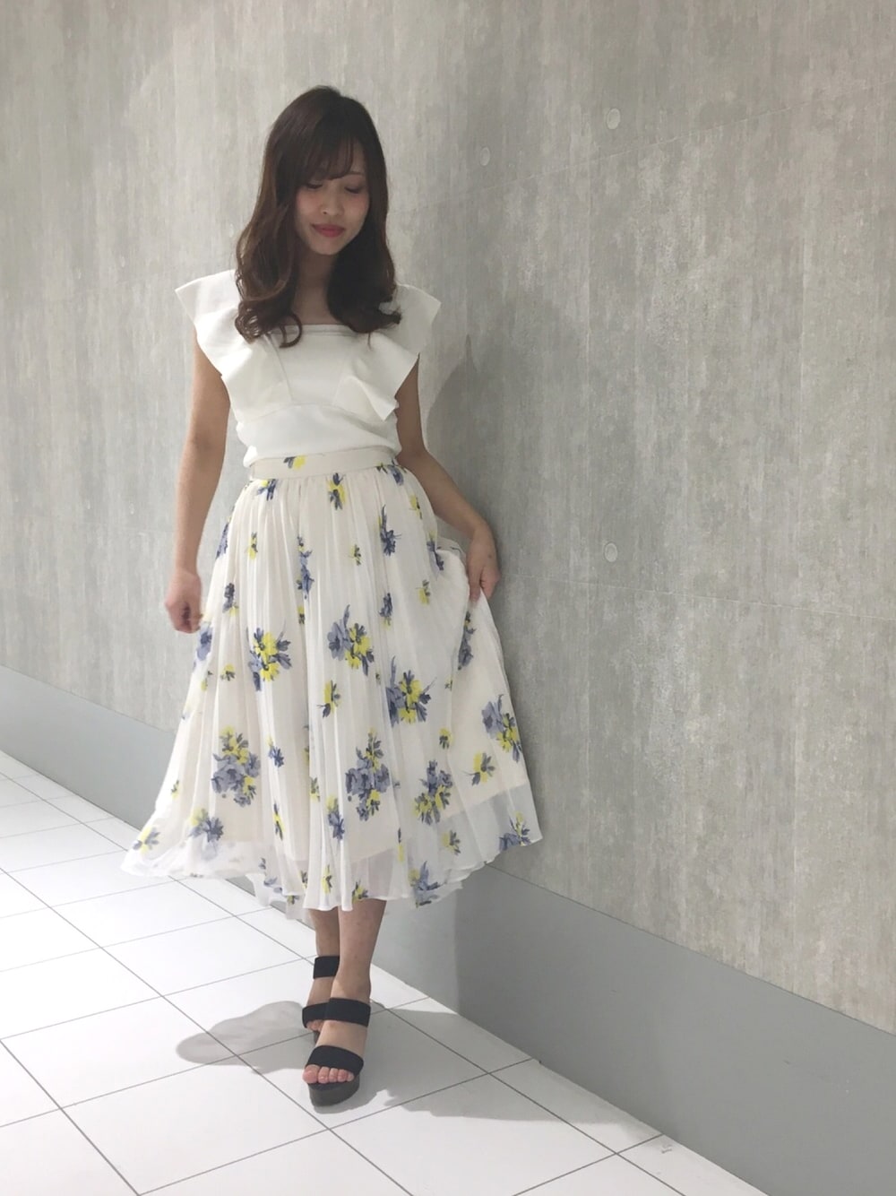 「春、ロングスカート、花柄、ＧＷ、マーキュリーデュオ(MERCURYDUO)、広島」｜「MERCURYDUOのラッフルコンパクトニット（ニット/セーター、ホワイト系）」を使った、和田ありささん（レディース・153cm）の春コーディネートの1枚目の写真