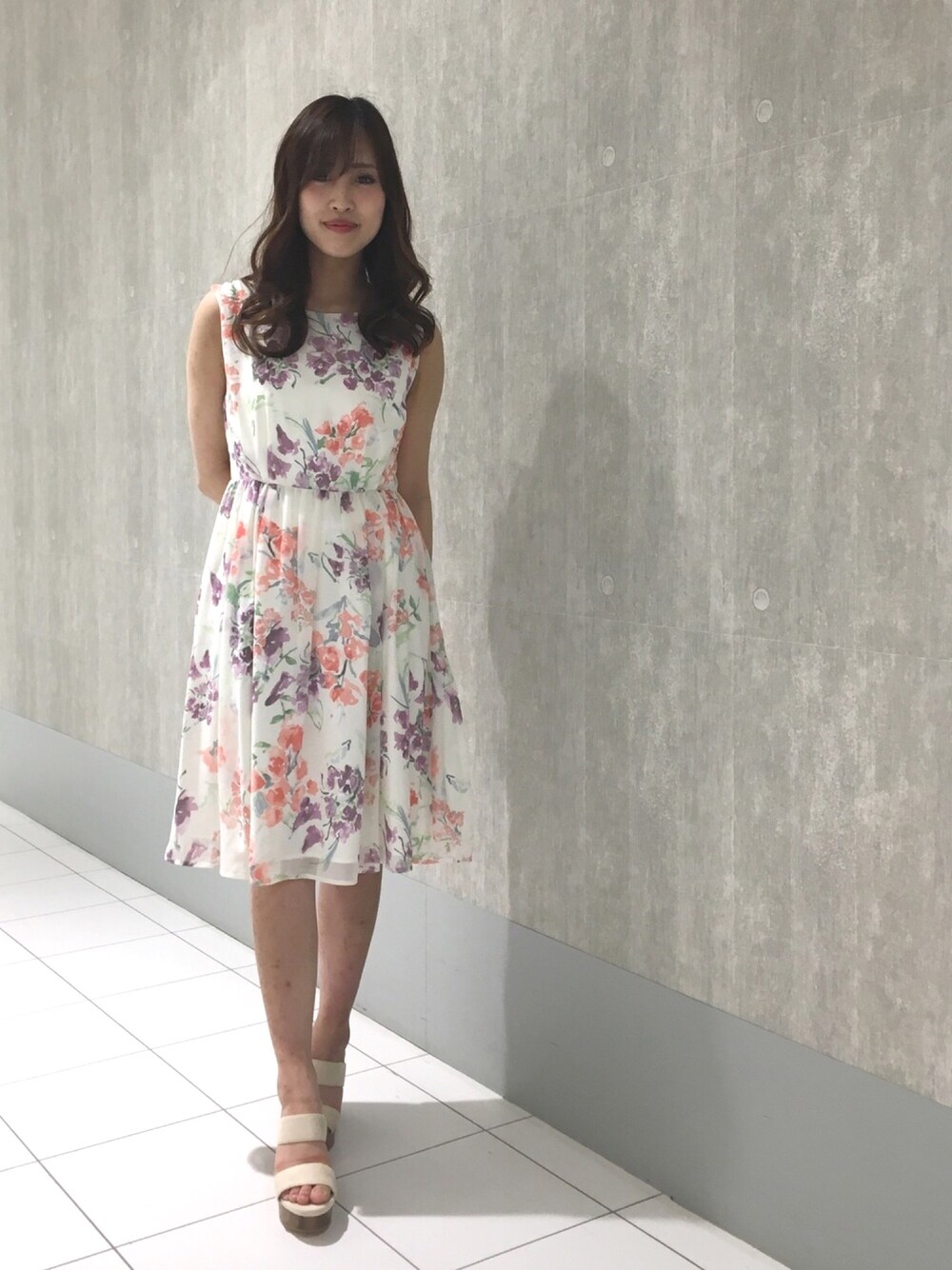 「花柄、花柄ワンピース、ワンピース、はるコーデ、春夏コーデ、マーキュリーデュオ(MERCURYDUO)、広島」｜「MERCURYDUOのフラワータックギャザーワンピース（ワンピース、ホワイト系）」を使った、和田ありささん（レディース・153cm）の春コーディネートの1枚目の写真