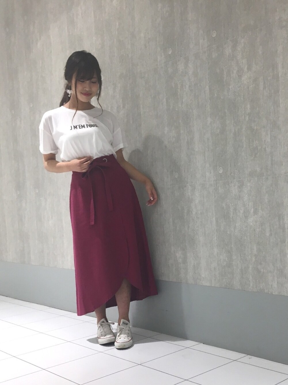 「夏コーデ、ロゴT、オトナカジュアル、スカート、スニーカー、マーキュリーデュオ(MERCURYDUO)、コンバース、広島、広島パルコ」｜「MERCURYDUOのロゴTee（Tシャツ/カットソー、ホワイト系）」を使った、和田ありささん（レディース・153cm）の夏コーディネートの1枚目の写真