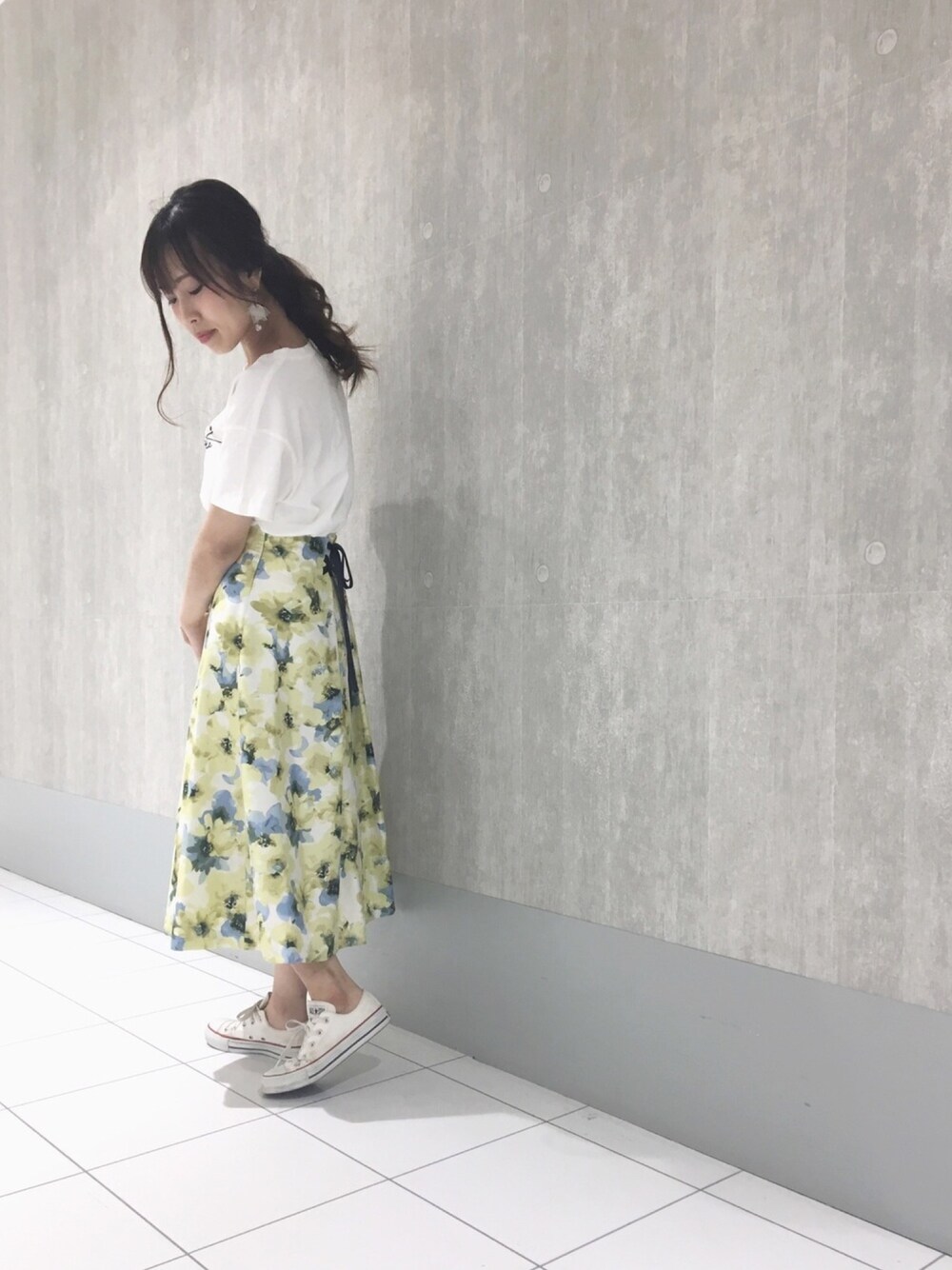 「カジュアル、スニーカー、ロゴT、スカート、花柄、夏、低身長、ootd、マーキュリーデュオ(MERCURYDUO)、コンバース」｜「MERCURYDUOの水彩フラワーフレアスカート（スカート、イエロー系）」を使った、和田ありささん（レディース・153cm）の夏コーディネートの1枚目の写真