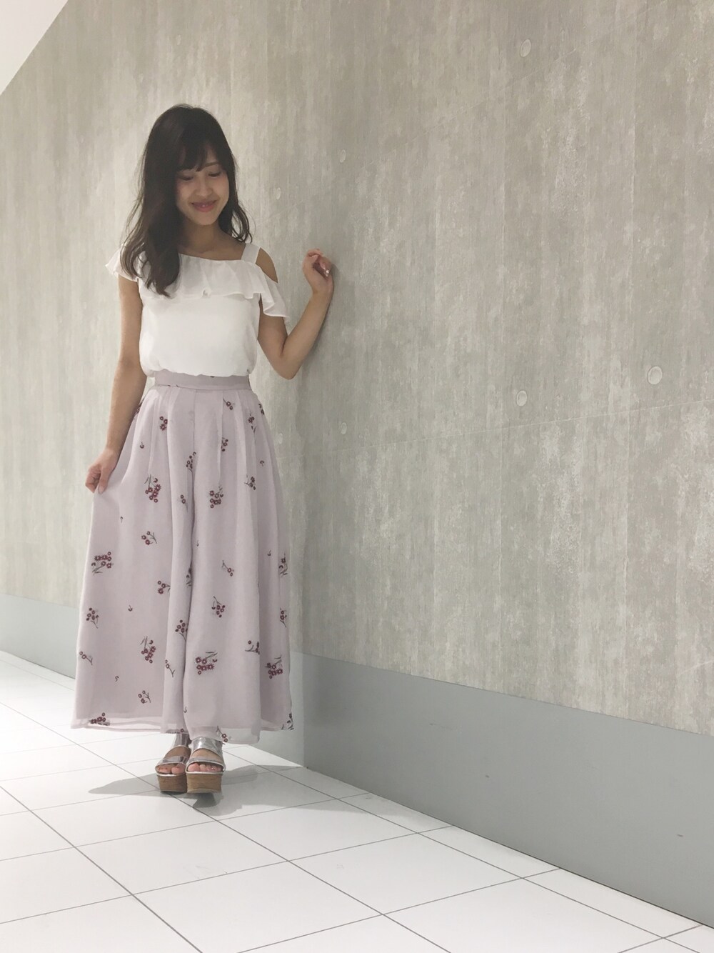 「大人カジュアル、夏コーデ、花柄、ブラウス、刺繍、マーキュリーデュオ(MERCURYDUO)、広島、広島パルコ」｜「MERCURYDUOのワンショルラッフルブラウス（シャツ/ブラウス、ホワイト系）」を使った、和田ありささん（レディース・153cm）の夏コーディネートの1枚目の写真