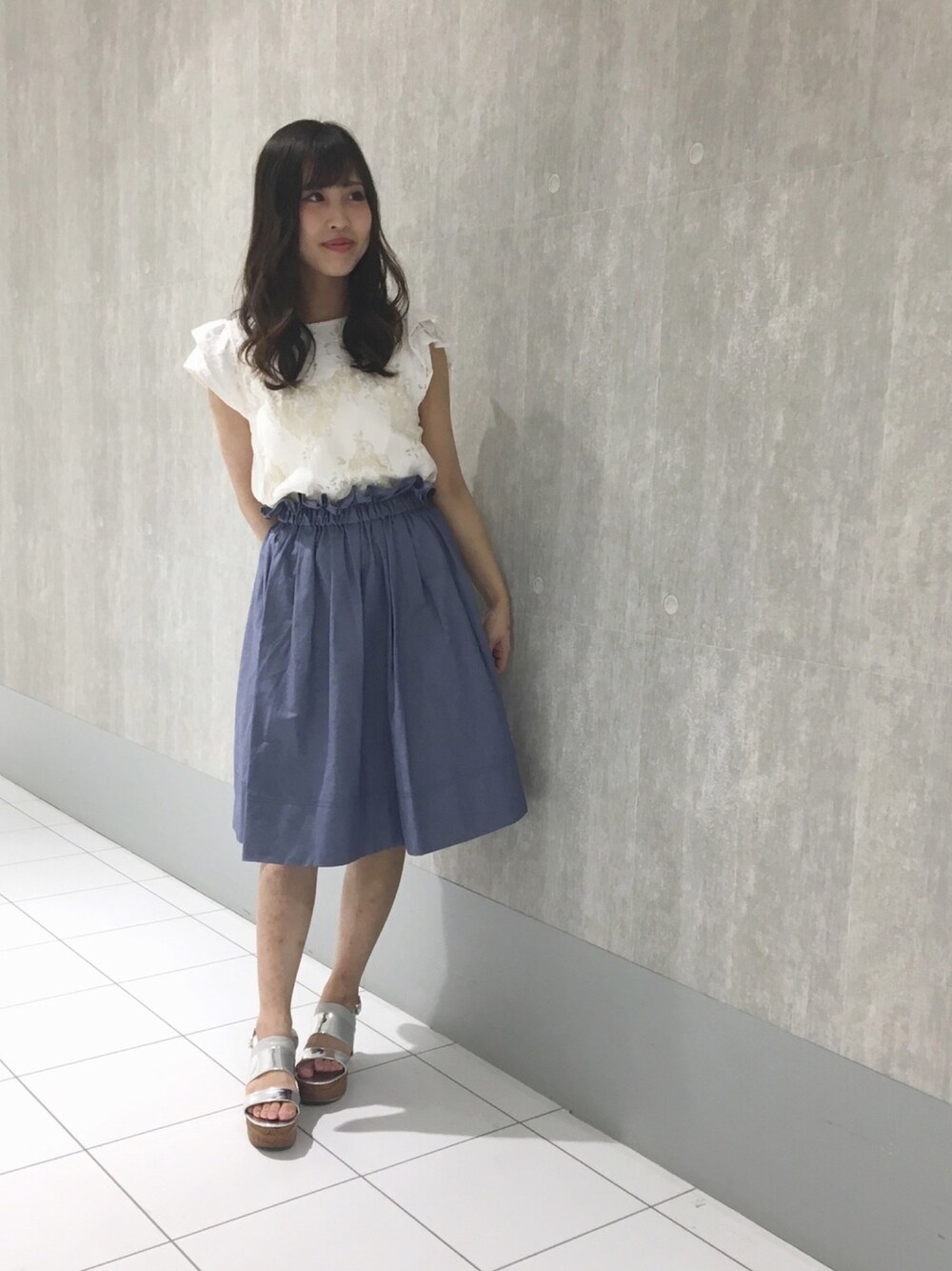 「春コーデ、サンダル、レース、ブラウス、スカート、シルバー、マーキュリーデュオ(MERCURYDUO)、広島」｜「MERCURYDUOのレースフリル袖ブラウス（シャツ/ブラウス、ホワイト系）」を使った、和田ありささん（レディース・153cm）の春コーディネートの1枚目の写真
