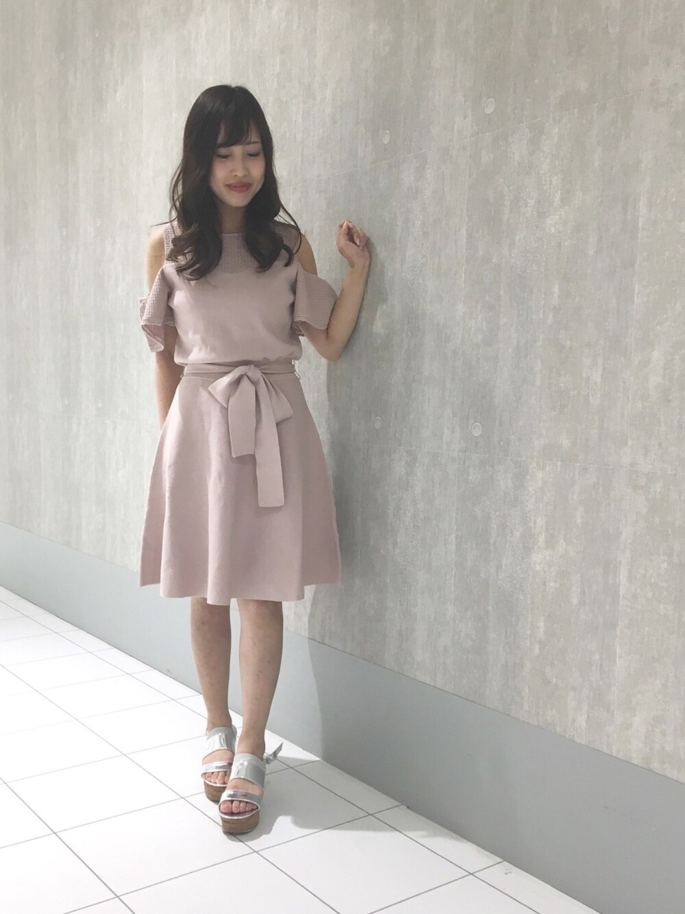 「シンプル、春コーデ、ピンク、ワンピース、シルバー、マーキュリーデュオ(MERCURYDUO)、広島」｜「MERCURYDUOのオープンショルダーニットワンピース（ワンピース、ピンク系）」を使った、和田ありささん（レディース・153cm）の春コーディネートの1枚目の写真