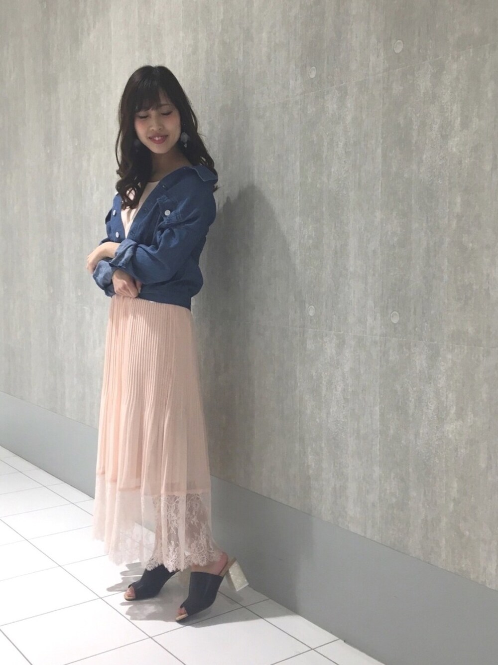 「大人カジュアル、ロングワンピース、Gジャン、カジュアルコーデ、サンダル、マーキュリーデュオ(MERCURYDUO)、広島」｜「MERCURYDUOの抜き衿ジャケット（デニムジャケット、ブルー系）」を使った、和田ありささん（レディース・153cm）の春コーディネートの1枚目の写真
