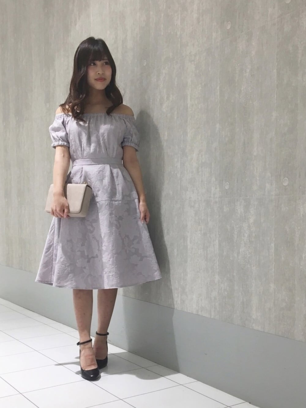 「ワンピース、結婚式 ワンピース、結婚式、オケージョン、パンプス、バック、キレイめ、マーキュリーデュオ(MERCURYDUO)、広島」｜「MERCURYDUOのカットJQオフショルワンピース（ワンピース、グレー系）」を使った、和田ありささん（レディース・153cm）の春コーディネートの1枚目の写真