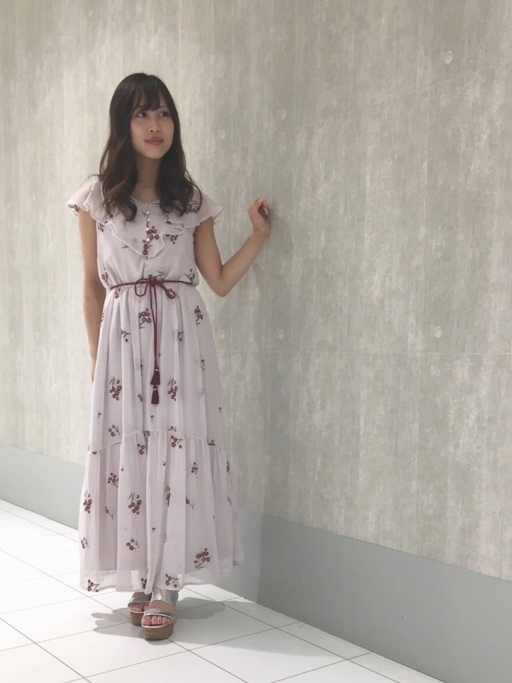 「刺繍ワンピース、ロングワンピース、ラクチンコーデ、刺繍、花柄、ラベンダー、マーキュリーデュオ(MERCURYDUO)、広島」｜「MERCURYDUOの楊柳刺繍ロングワンピース（ワンピース、パープル系）」を使った、和田ありささん（レディース・153cm）の夏コーディネートの1枚目の写真