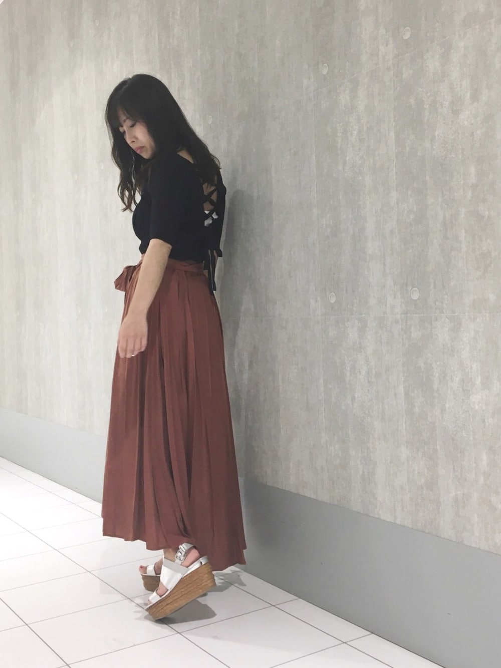 「大人カジュアル、シンプル、スカート、ブラウン、ブラック、フレアスカート、マーキュリーデュオ(MERCURYDUO)、広島、広島パルコ」｜「MERCURYDUOのバックレースアップリブニット（ニット/セーター、ブラック系）」を使った、和田ありささん（レディース・153cm）の夏コーディネートの1枚目の写真