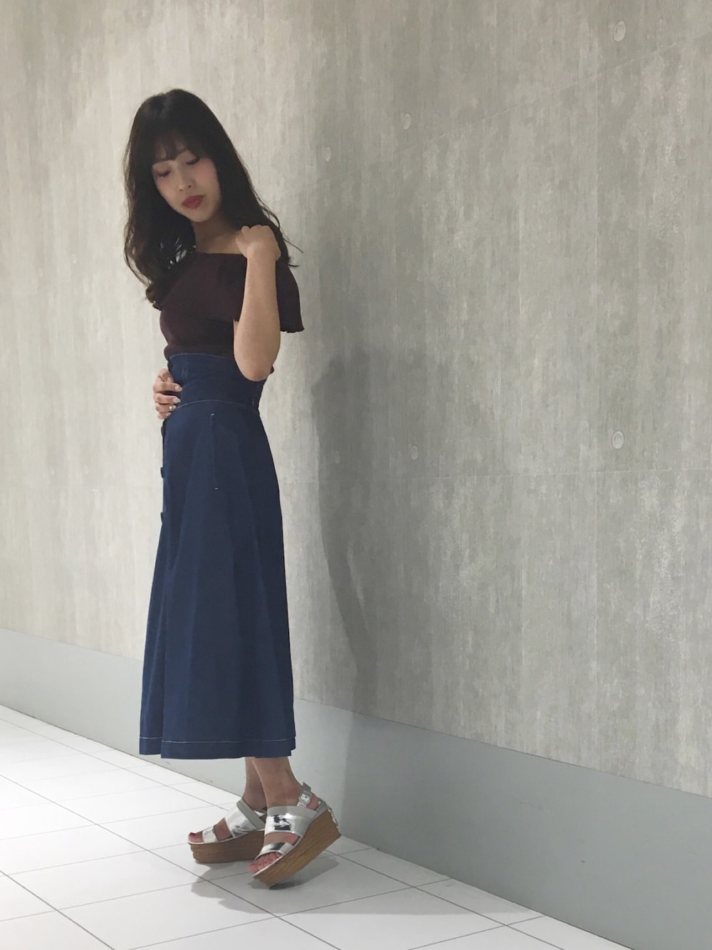 「サンダル、秋コーデ、デニムスカート、ブラウン、オフショル、シルバー、マーキュリーデュオ(MERCURYDUO)、広島」｜「MERCURYDUOのラッフルオフショルリブニット（ニット/セーター、ブラウン系）」を使った、和田ありささん（レディース・153cm）の夏コーディネートの1枚目の写真