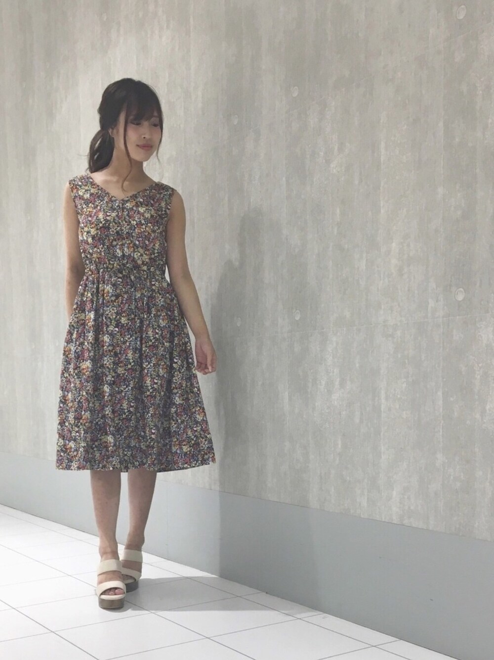 「ワンピース、シャツワンピース、花柄、夏コーデ、カジュアルコーデ、マーキュリーデュオ(MERCURYDUO)、広島パルコ、広島」｜「MERCURYDUOのFilled Flower シャツワンピース（シャツワンピース、ブラック系）」を使った、和田ありささん（レディース・153cm）の夏コーディネートの1枚目の写真