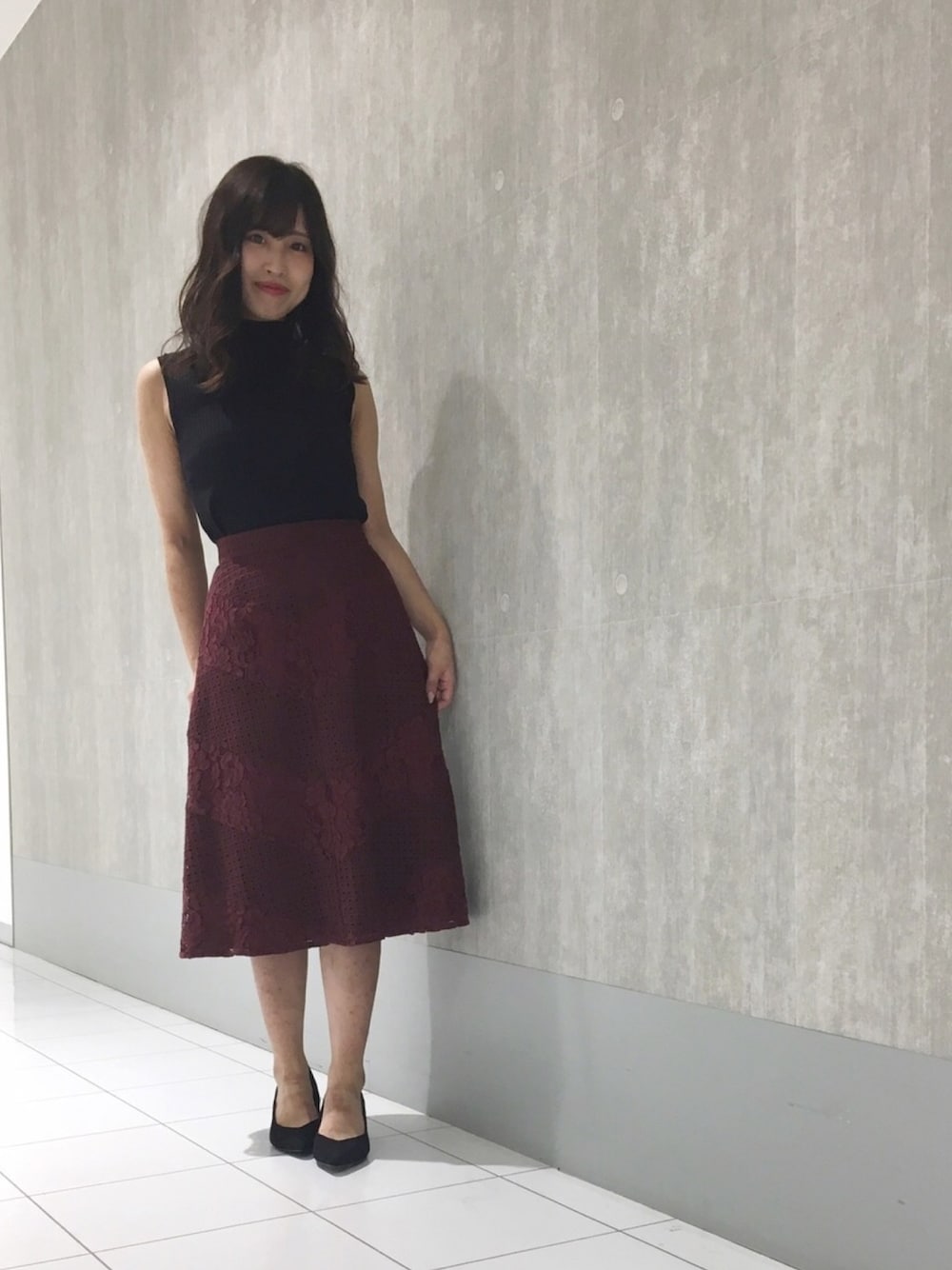 「シンプルコーデ、秋コーデ、ボルドー、レーススカート、ootd、低身長、大人ガーリー、マーキュリーデュオ(MERCURYDUO)、広島パルコ、広島」｜「MERCURYDUOのレース切替Aラインスカート（スカート、レッド系）」を使った、和田ありささん（レディース・153cm）の夏コーディネートの1枚目の写真
