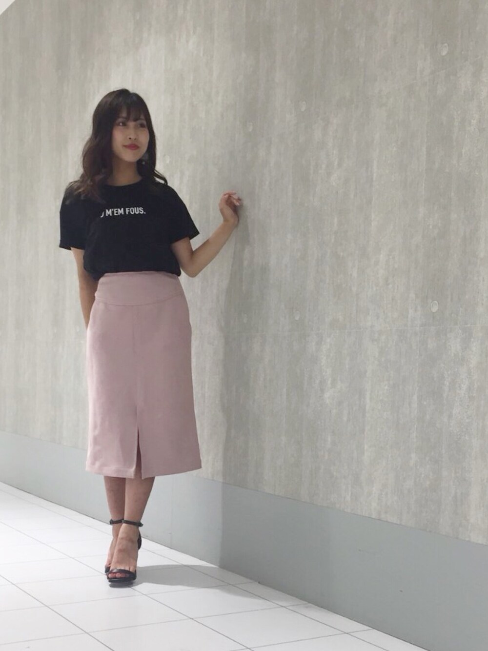 「オトナカジュアル、夏コーデ、低身長、ブラック、ピンク、フェイクスエード、タイトスカート、ロゴT、マーキュリーデュオ(MERCURYDUO)」｜「MERCURYDUOのロゴTee（Tシャツ/カットソー、ブラック系）」を使った、和田ありささん（レディース・153cm）の夏コーディネートの1枚目の写真