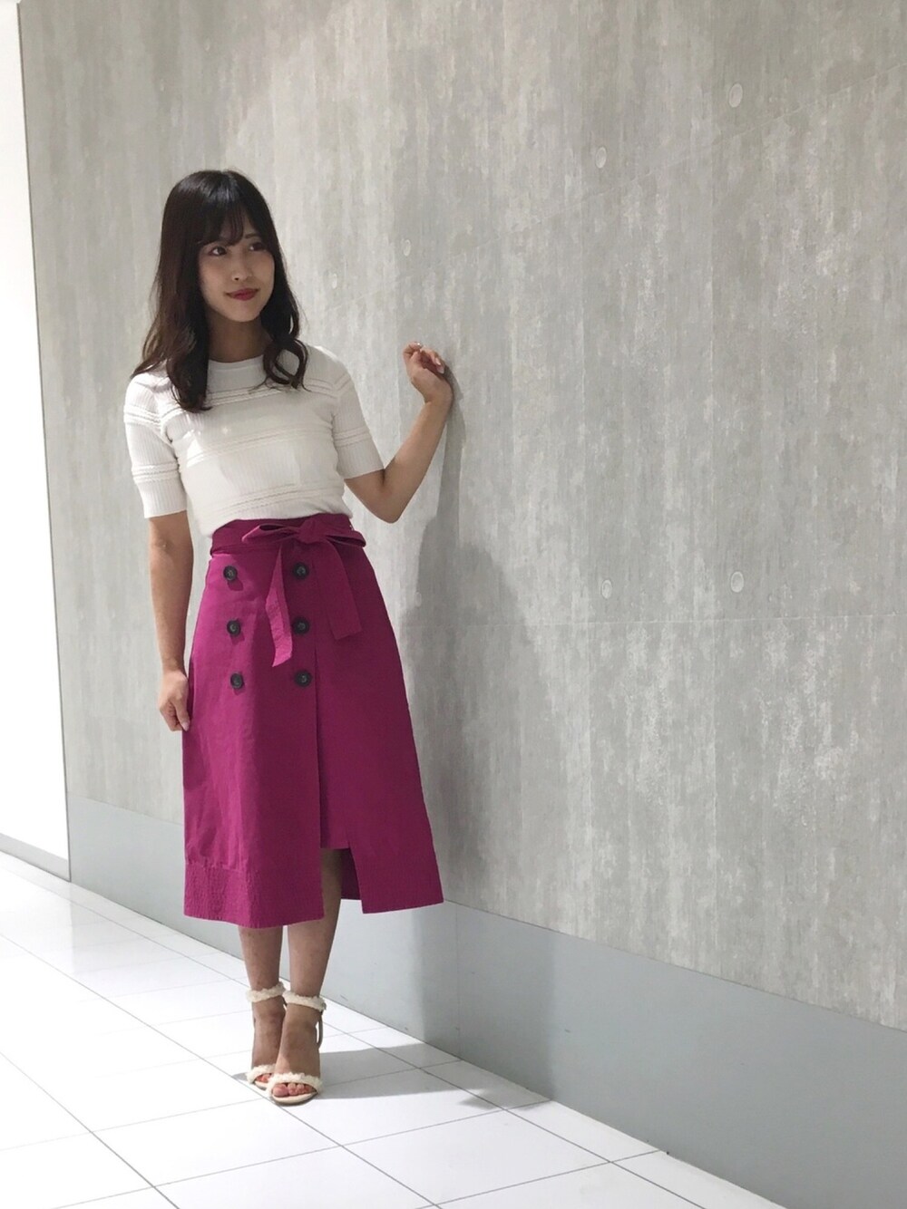 「トレンチスカート、スカート、ニット、夏、秋コーデ、サンダル、オトナ女子、低身長、マーキュリーデュオ(MERCURYDUO)、広島」｜「MERCURYDUOのケーブルボーダーリブニット（ニット/セーター、ホワイト系）」を使った、和田ありささん（レディース・153cm）の夏コーディネートの1枚目の写真