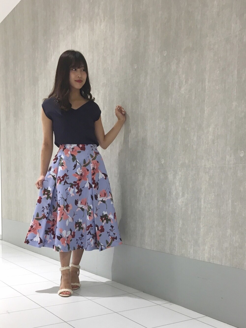「花柄スカート、フレアスカート、ブルー、ネイビー、ノースリーブニット、キレイめ、マーキュリーデュオ(MERCURYDUO)、広島パルコ、広島」｜「MERCURYDUOのネックレス付ノースリニット（ニット/セーター、ブルー系）」を使った、和田ありささん（レディース・153cm）の夏コーディネートの1枚目の写真