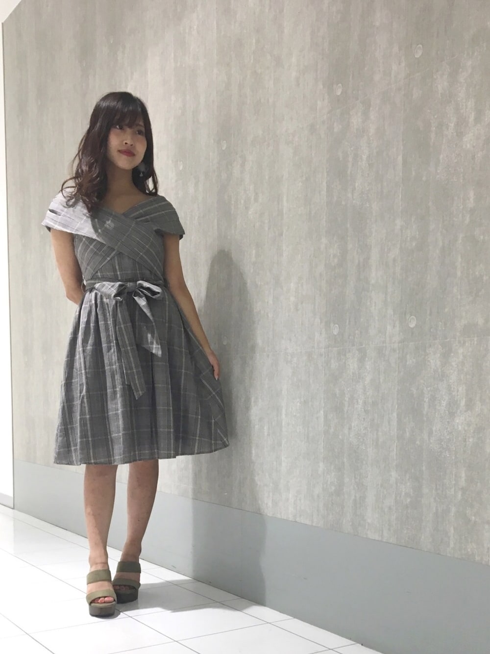 「チェック、ワンピース、グレンチェック、秋のコーデ、キレイめ、マーキュリーデュオ(MERCURYDUO)、広島パルコ、広島、低身長」｜「MERCURYDUOのフェイクスエードダブルベルトサンダル（サンダル、グリーン系）」を使った、和田ありささん（レディース・153cm）の夏コーディネートの1枚目の写真