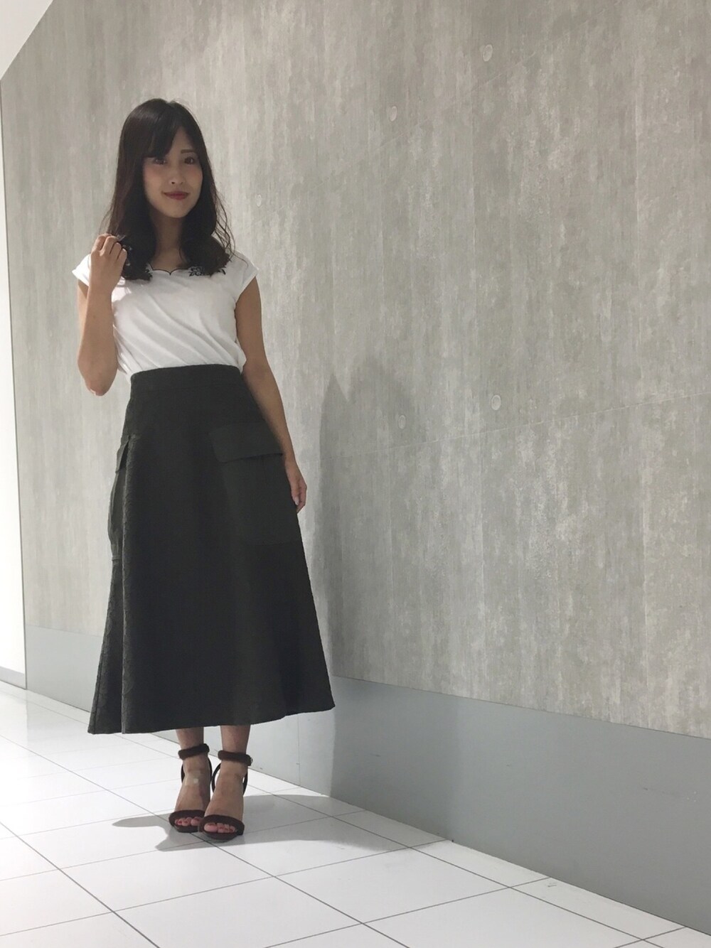 「大人カジュアル、秋色、カーキ、レーススカート、刺繍、パンプス、マーキュリーデュオ(MERCURYDUO)、広島パルコ、広島」｜「MERCURYDUOのポケット付レースボンディングスカート（スカート、グリーン系）」を使った、和田ありささん（レディース・153cm）の夏コーディネートの1枚目の写真
