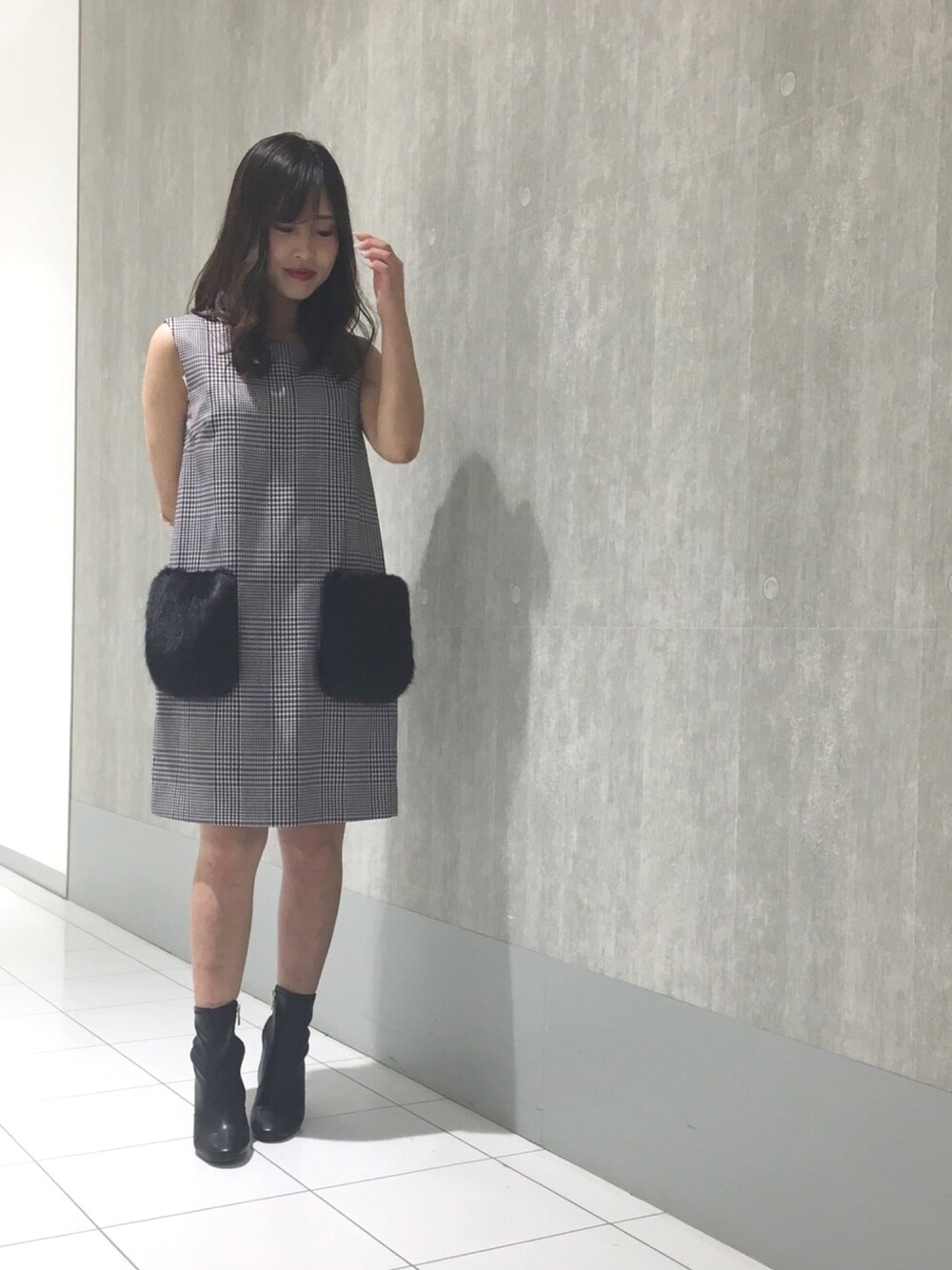 「秋色、チェック、ワンピース、ブーツ、秋のコーデ、モノトーンコーデ、ファー小物、マーキュリーデュオ(MERCURYDUO)、広島、広島パルコ」｜「MERCURYDUOのチェック柄エコファーポケットワンピース（ワンピース、グレー系）」を使った、和田ありささん（レディース・153cm）の夏コーディネートの1枚目の写真