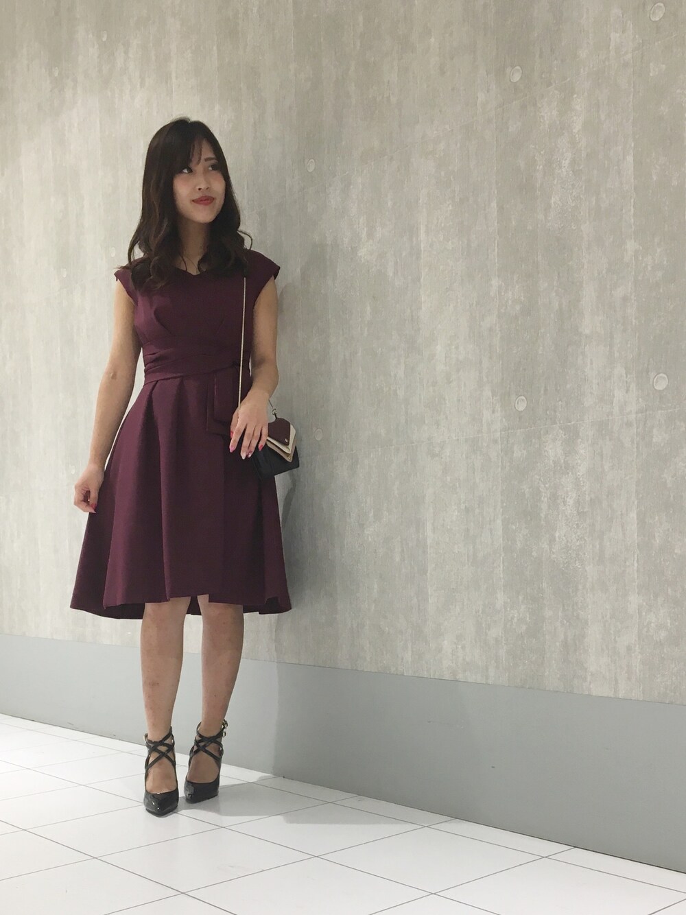 「オケージョン、ワンピース、結婚式、結婚式二次会スタイル、結婚式 ワンピース、パンプス、マーキュリーデュオ(MERCURYDUO)、広島パルコ、広島」｜「MERCURYDUOのサテンウエストリボンワンピース（ワンピース、レッド系）」を使った、和田ありささん（レディース・153cm）の夏コーディネートの1枚目の写真