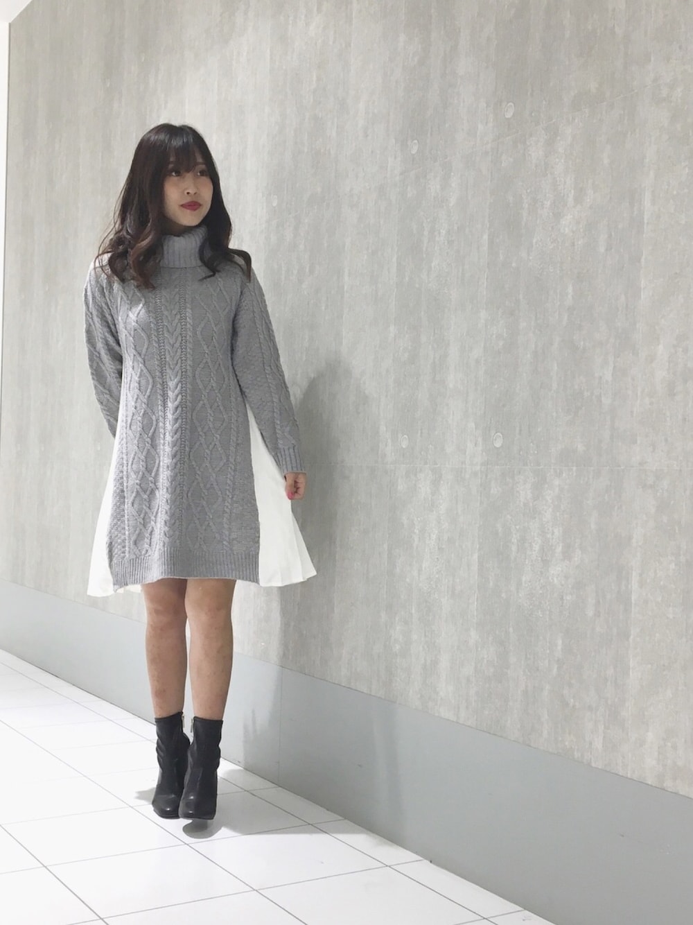 「秋コーデ、秋服、ニットワンピース、プリーツ、ブーツ、ニット、マーキュリーデュオ(MERCURYDUO)、広島」｜「MERCURYDUOの異素材切替ケーブルニットワンピース（ワンピース、グレー系）」を使った、和田ありささん（レディース・153cm）の秋コーディネートの1枚目の写真