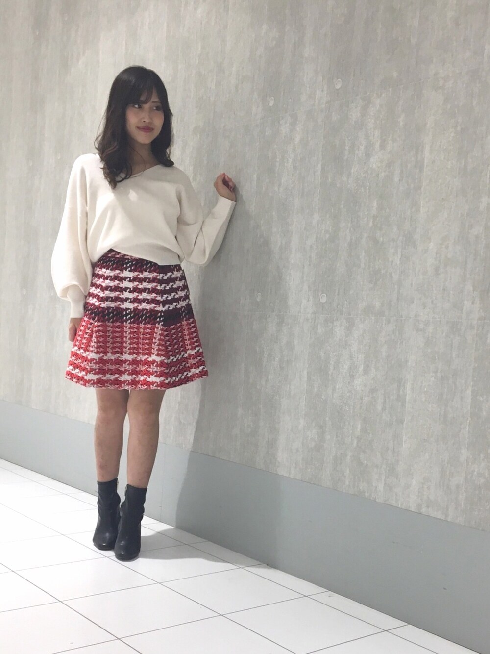 「ツイード、ツイードスカート、秋のコーデ、オトナカジュアル、ニット、低身長、スカート、マーキュリーデュオ(MERCURYDUO)、広島」｜「MERCURYDUOの総針バルーンスリーブニット（ニット/セーター、ホワイト系）」を使った、和田ありささん（レディース・153cm）の秋コーディネートの1枚目の写真