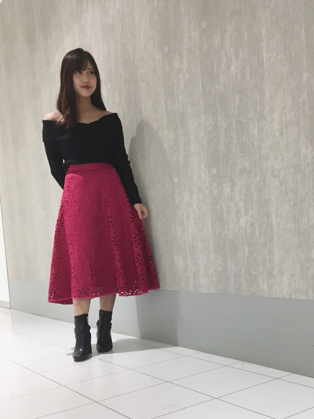 「秋コーデ、大人カジュアル、秋服、スカート、ニット、ブラック、ブーツ、マーキュリーデュオ(MERCURYDUO)、広島」｜「MERCURYDUOの【堀田茜コラボ】ロングスリーブクロスニット（ニット/セーター、ブラック系）」を使った、和田ありささん（レディース・153cm）の秋コーディネートの1枚目の写真