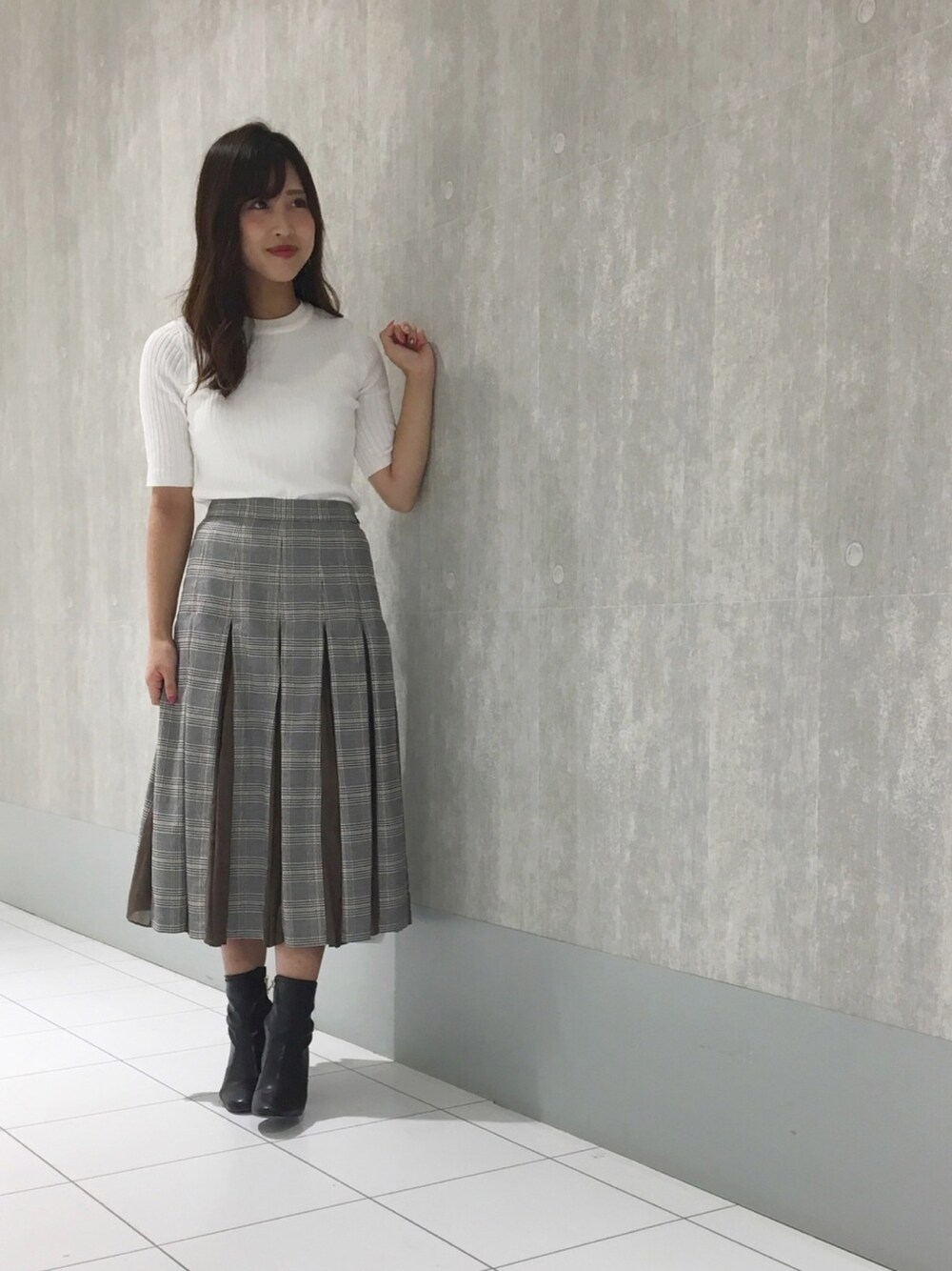 「秋コーデ、大人カジュアル、秋服、チェックスカート、秋のブラウンスタイル、ブーツ、ニット、マーキュリーデュオ(MERCURYDUO)、広島」｜「MERCURYDUOのストレッチヒールショートブーツ（ブーツ、ブラック系）」を使った、和田ありささん（レディース・153cm）の秋コーディネートの1枚目の写真