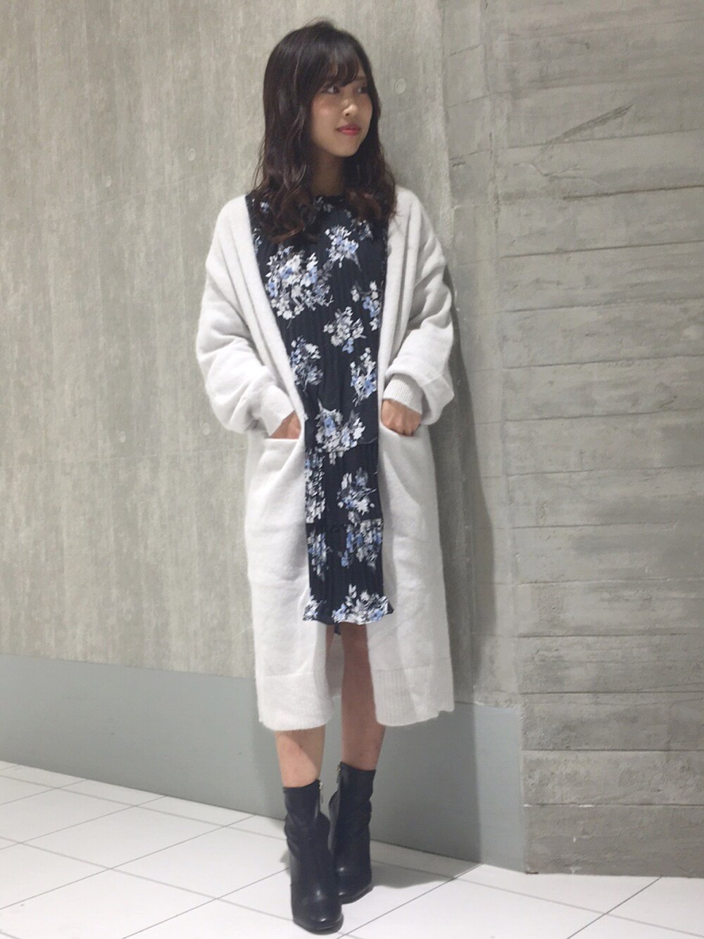 「休日スタイル、秋コーデ、低身長、ニットカーディガン、ワンピース、花柄、マーキュリーデュオ(MERCURYDUO)、広島、広島パルコ」｜「MERCURYDUOのヴィンテージフラワーティアードワンピース（ワンピース、ブラック系）」を使った、和田ありささん（レディース・153cm）の秋コーディネートの1枚目の写真