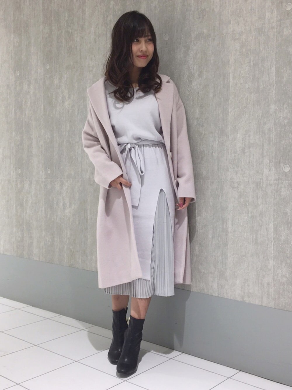 「大人カジュアル、キレイめ、冬コーデ、大人コーデ、ニットワンピース、チェスターコート、ブーツ、低身長、マーキュリーデュオ(MERCURYDUO)」｜「MERCURYDUOの総針スリットプリーツ切替ニットワンピース（ワンピース、グレー系）」を使った、和田ありささん（レディース・153cm）の秋コーディネートの1枚目の写真