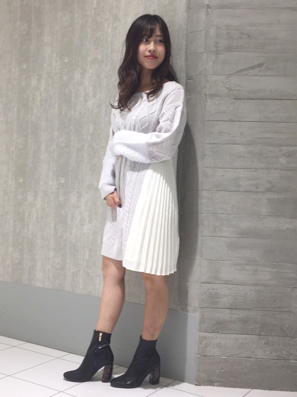 「秋のコーデ、ニットワンピース、冬コーデ、ブーツ、低身長、大人カジュアル、マーキュリーデュオ(MERCURYDUO)」｜「MERCURYDUOの袖口フェザー異素材切替ニットワンピース（ワンピース、ブルー系）」を使った、和田ありささん（レディース・153cm）の秋コーディネートの1枚目の写真
