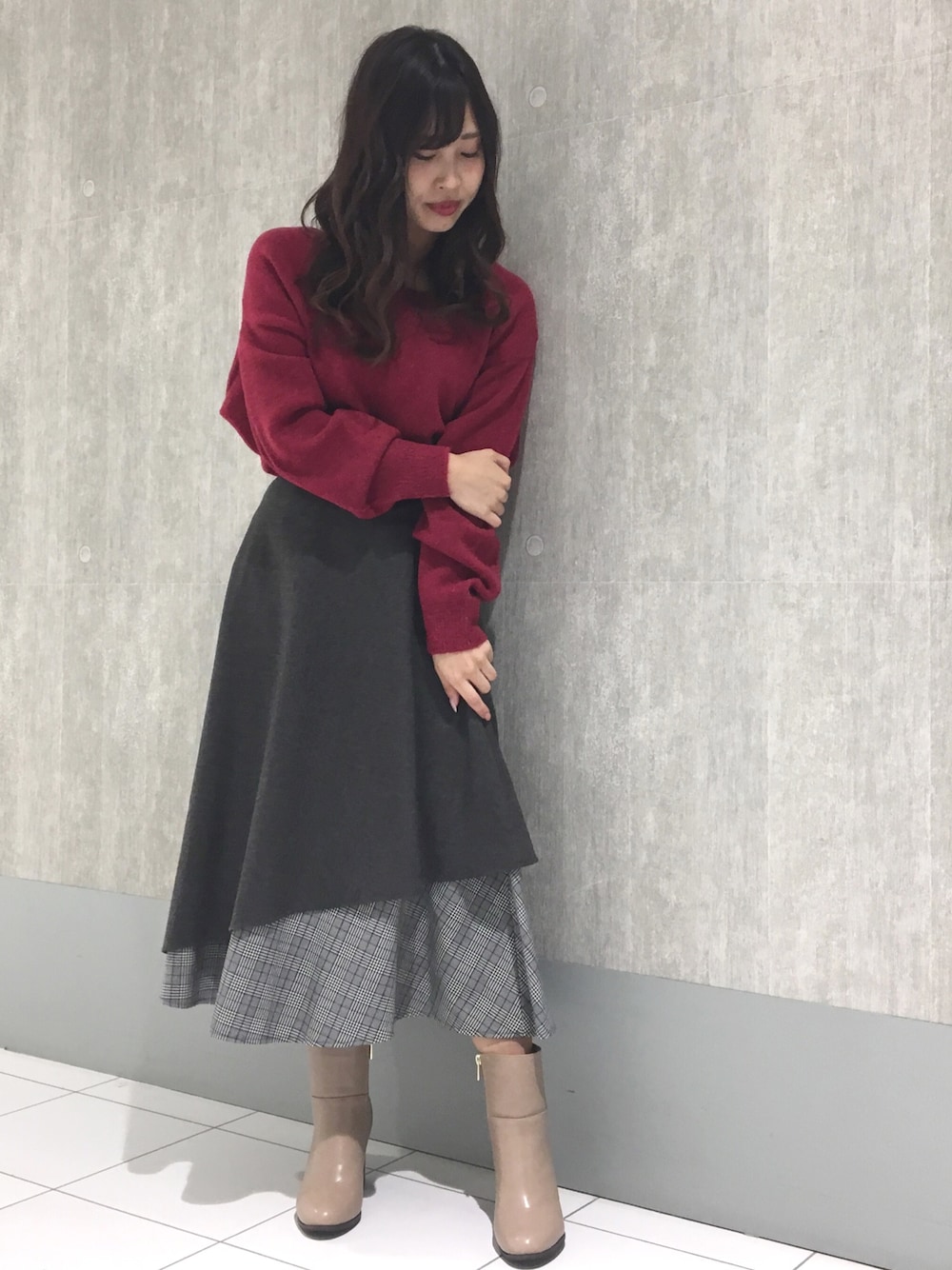 「秋コーデ、オトナカジュアル、秋冬、ニット、スカート、チェック、ブーツ、低身長、マーキュリーデュオ(MERCURYDUO)、広島」｜「MERCURYDUOのアシメネックオフショルニット（ニット/セーター、パープル系）」を使った、和田ありささん（レディース・153cm）の秋コーディネートの1枚目の写真