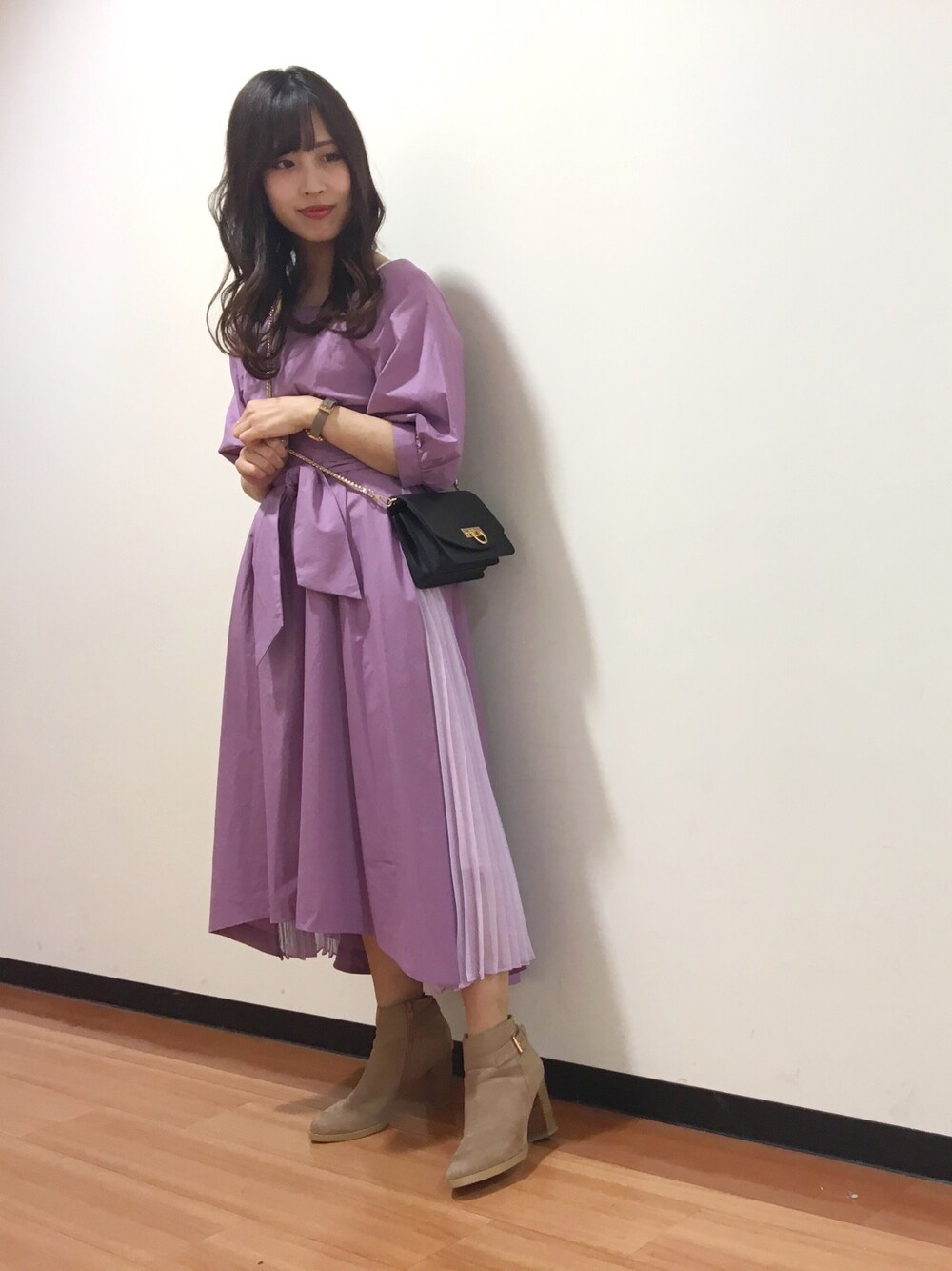 「大人ガーリー、低身長コーデ、パープル、春コーデ、ワンピース、ブーツ、ショルダーバッグ、マーキュリーデュオ(MERCURYDUO)、広島」｜「MERCURYDUOのウエストタックサイドプリーツロングワンピース（ワンピース、パープル系）」を使った、和田ありささん（レディース・153cm）の冬コーディネートの1枚目の写真