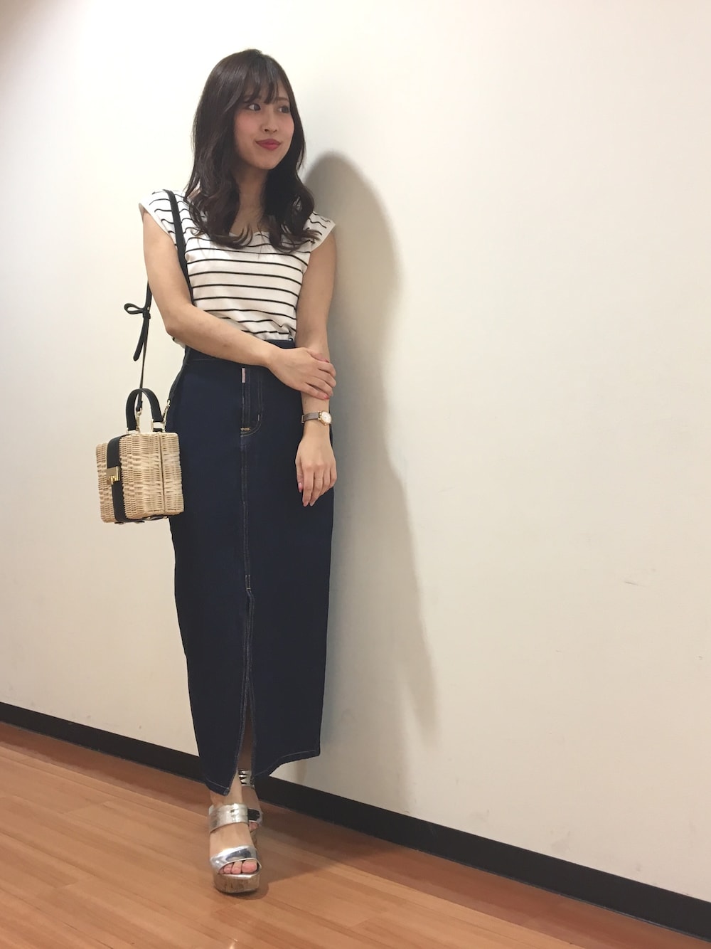 「低身長コーデ、デニム、夏コーデ、ラフ、カジュアルコーデ、ショルダーバッグ、スカート、マーキュリーデュオ(MERCURYDUO)、広島パルコ」｜「MERCURYDUOのバックリボンVネックニット（ニット/セーター、その他）」を使った、和田ありささん（レディース・153cm）の春コーディネートの1枚目の写真