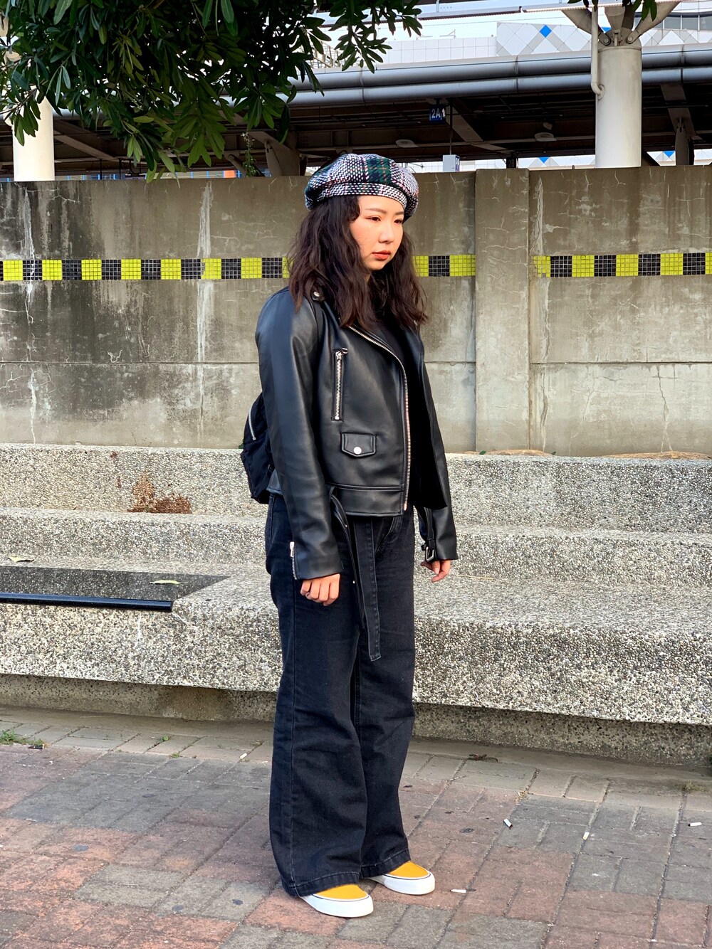 「UNIQLO、ZARA、Alexander Wang、ZARA BASIC、VANS、Dayoff、Taiwan、train、kaohsiung」｜「ZARAのアイテム（ライダースジャケット、ブラック系）」を使った、豆子さん（レディース・156cm）の冬コーディネートの1枚目の写真