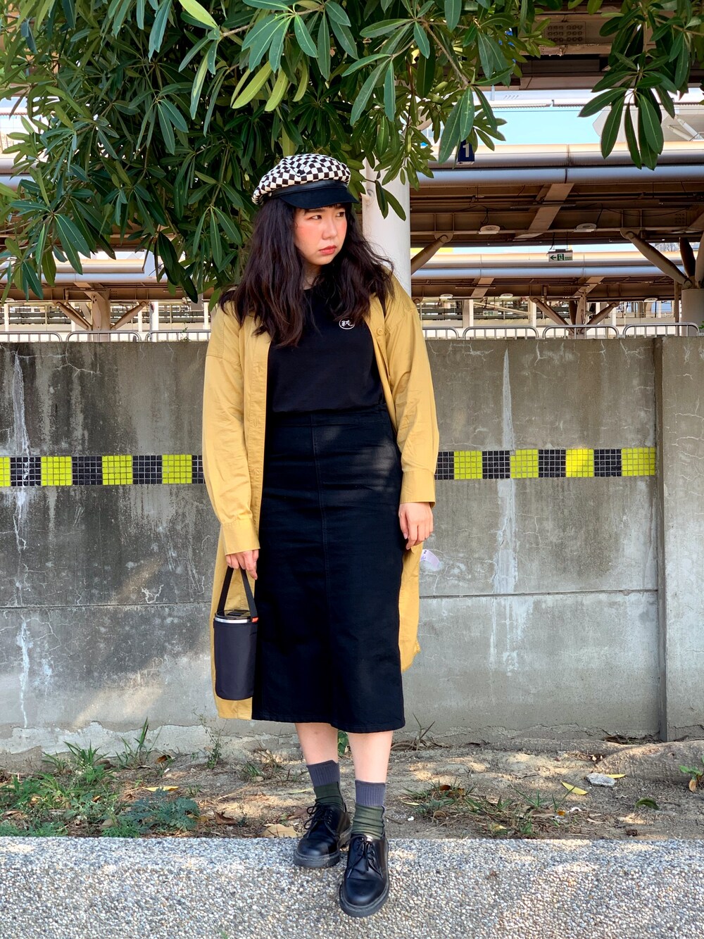 「香蘭男子電棒燙、UNIQLO U、UNIQLO、Dayoff、Taiwan、kaohsiung、black、Dr.Martens、Valfre」｜「UNIQLOのアイテム（スカート、ブラック系）」を使った、豆子さん（レディース・156cm）の春コーディネートの1枚目の写真