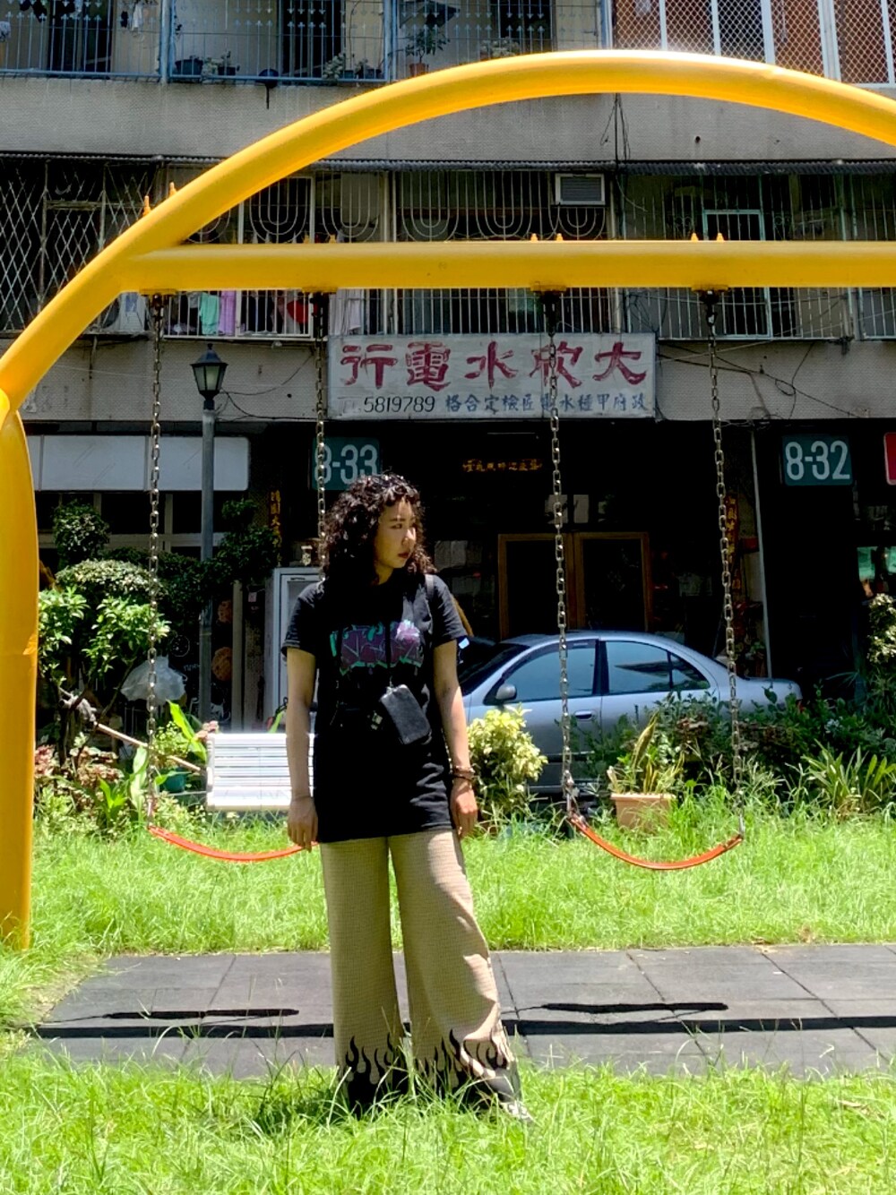 「girl、Dayoff、kaohsiung、summer、Valfre、VANS、ootd、oversize、curly、Taiwan」｜「Valfreのアイテム（チノパンツ、ベージュ系）」を使った、豆子さん（レディース・156cm）の秋コーディネートの1枚目の写真
