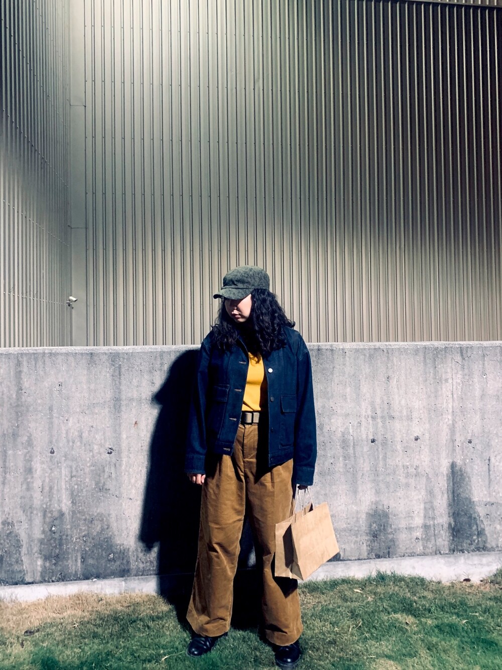 「UNIQLO、MUJI Labo、Dr.Martens、costco、vintage、Dayoff、girl、UNIQLO U、denim、winter」｜「UNIQLOのアイテム（デニムジャケット、ブルー系）」を使った、豆子さん（レディース・156cm）の冬コーディネートの1枚目の写真