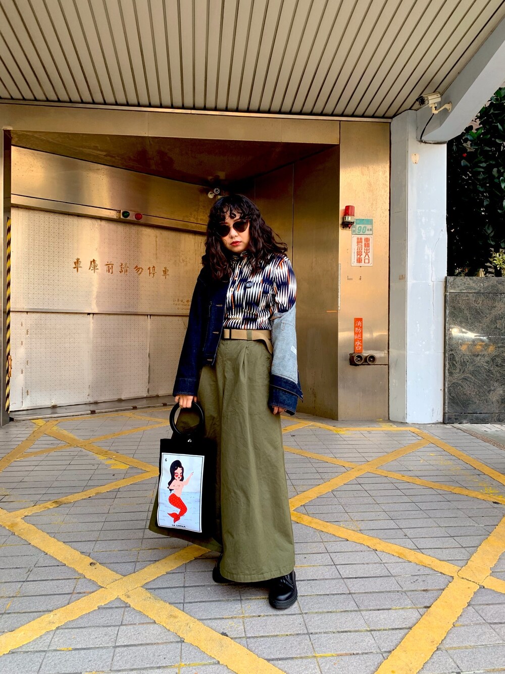 「Dayoff、girl、Dr.Martens、vintage、UNIQLO、Valfre、UNIQLO U、QUAY」｜「VINTAGEのアイテム（トップス、ブルー系）」を使った、豆子さん（レディース・156cm）の冬コーディネートの1枚目の写真