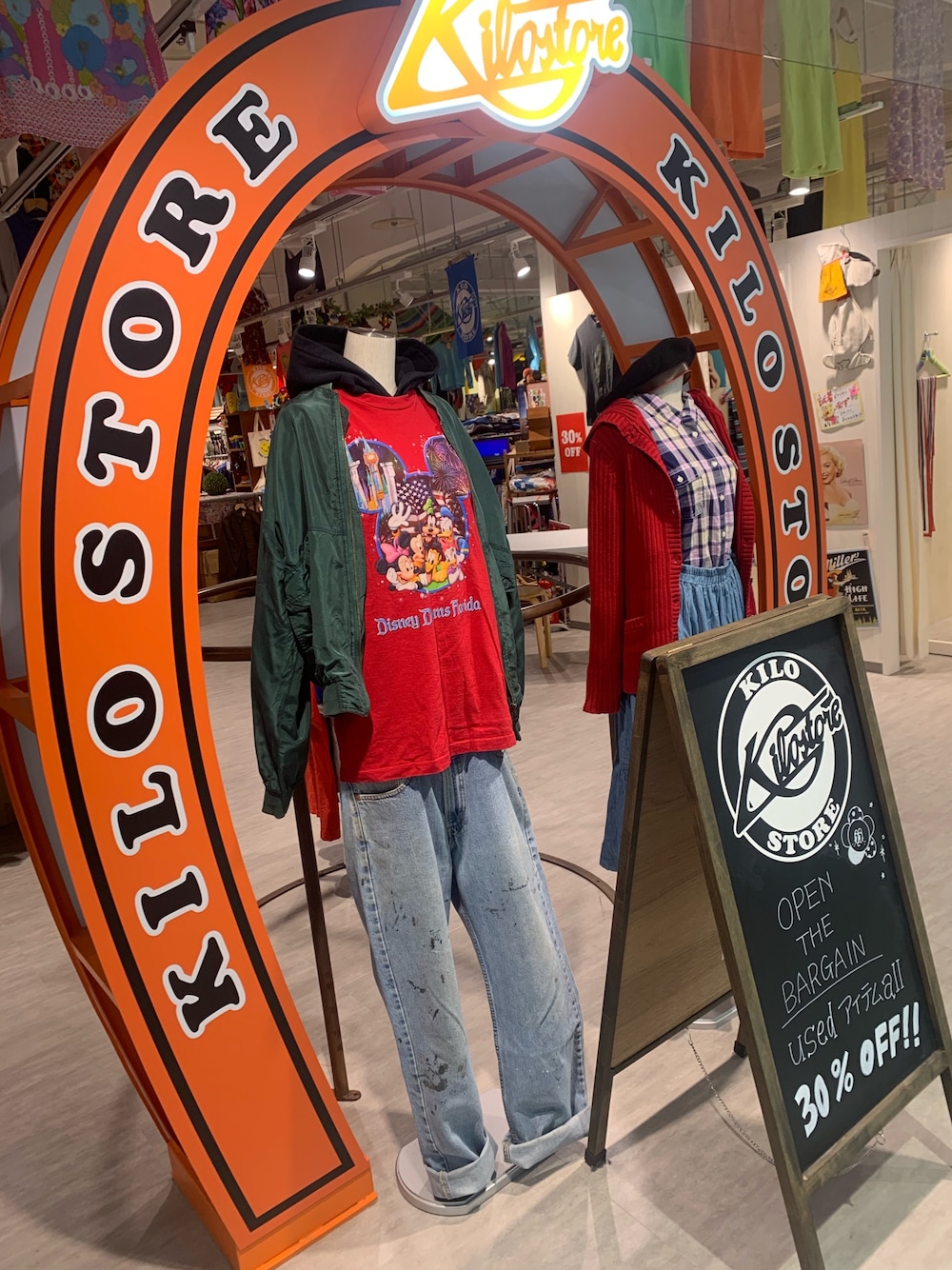 「古着屋、古着、古着MIX、古着コーデ、古着好きな人と繋がりたい」｜「Levi'sのアイテム（デニムパンツ、ブルー系）」を使った、🐶ま き🐶さん（レディース・164cm）の冬コーディネートの1枚目の写真