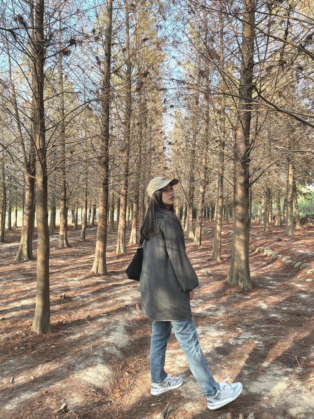 「ootd、oversize、中埔落羽松」｜「THE NORTH FACEのアイテム（帽子、ベージュ系）」を使った、Hsu bee🖤さん（レディース・153cm）の冬コーディネートの1枚目の写真