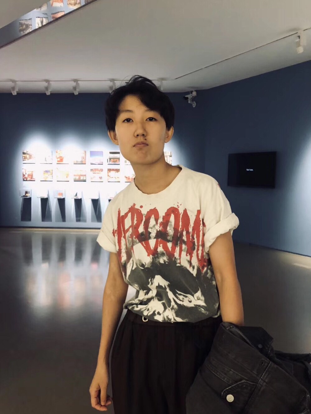 「ECKOのアイテム（Tシャツ/カットソー、ホワイト系）」を使った、丁几何さん（メンズ・165cm）の秋コーディネートの1枚目の写真