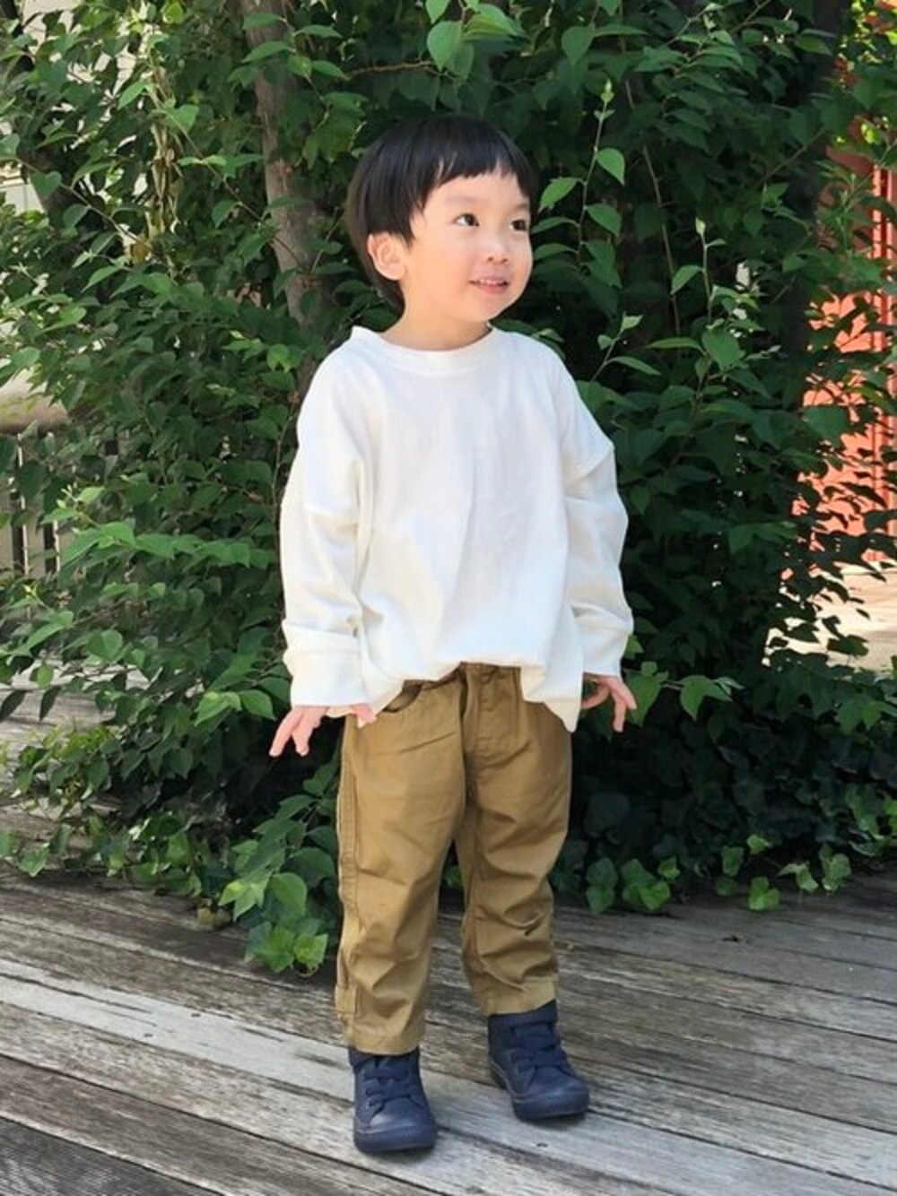 「コンバース、converse、別注、キッズコーデ、ロングスリーブ、こどもコーデ、FRUIT OF THE LOOM、こどもビームス、キッズファッション、こども ビームス」｜「こども ビームスのFRUIT OF THE LOOM × こども ビームス / 別注 ロングスリーブ Tシャツ 21（80～160cm）（Tシャツ/カットソー、ホワイト系）」を使った、こども ビームスさん（キッズ・100cm）の夏コーディネートの1枚目の写真
