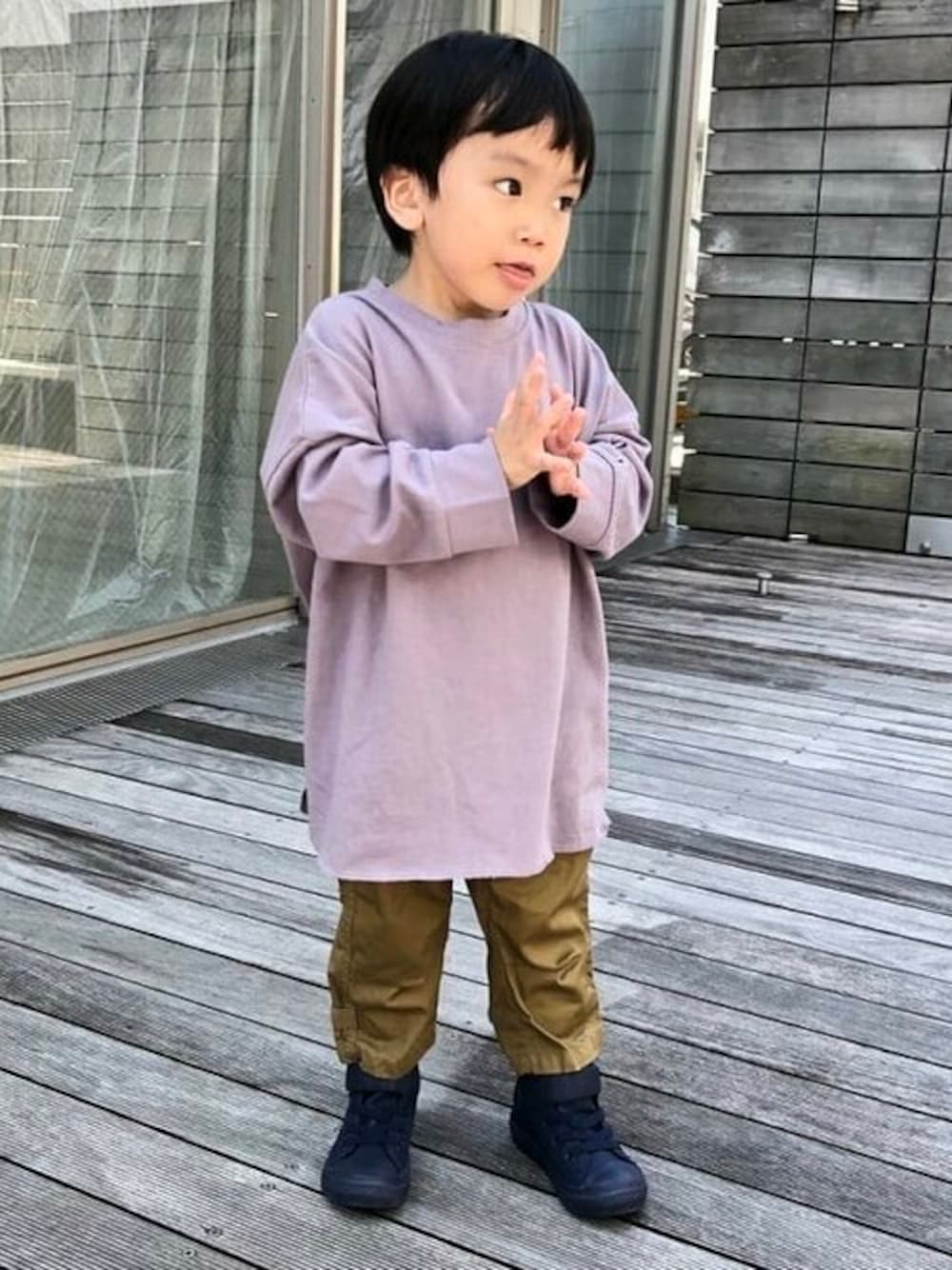 「別注、キッズコーデ、ハイカットスニーカー、こどもコーデ、FRUIT OF THE LOOM、こどもビームス、秋冬、秋冬コーデ、キッズファッション、こども ビームス」｜「こども ビームスのFRUIT OF THE LOOM × こども ビームス / 別注 ロングスリーブ Tシャツ 21（80～160cm）（Tシャツ/カットソー、パープル系）」を使った、こども ビームスさん（キッズ・100cm）の夏コーディネートの1枚目の写真