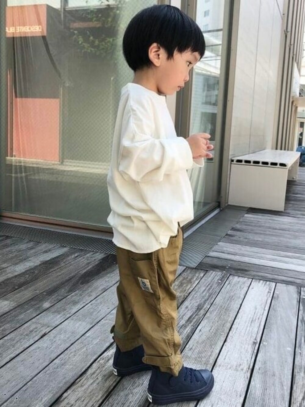 「ホワイト、キッズコーデ、秋服、こどもコーデ、FRUIT OF THE LOOM、こどもビームス、秋コーデ、キッズファッション、こども ビームス、ロングスリーブTシャツ」｜「こども ビームスのFRUIT OF THE LOOM × こども ビームス / 別注 ロングスリーブ Tシャツ 21（80～160cm）（Tシャツ/カットソー、ホワイト系）」を使った、こども ビームスさん（キッズ・100cm）の秋コーディネートの1枚目の写真