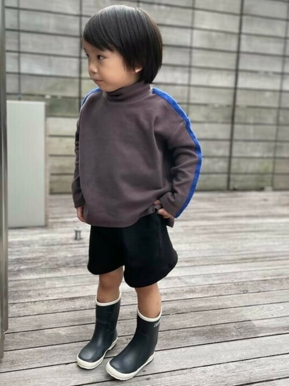 「レインブーツ、長靴、雨の日、ショーツ、キッズコーデ、雨の日コーデ、こどもコーデ、こどもビームス、キッズファッション、こども ビームス」｜「こども ビームスの6°vocaLe / ドルチェヴィータ トップス 21（100～120㎝）（Tシャツ/カットソー、ブラウン系）」を使った、こども ビームスさん（キッズ・100cm）の秋コーディネートの1枚目の写真