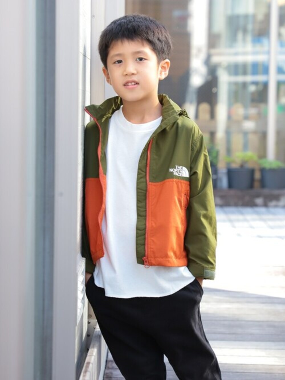 「ブルゾン、ジャケット、アウター、THE NORTH FACE、キッズコーデ、カジュアルコーデ、ウインドブレーカー、こどもビームス、キッズファッション、こども ビームス」｜「こども ビームスのTHE NORTH FACE / コンパクト ジャケット 21（100～150cm）（ブルゾン、その他）」を使った、こども ビームスさん（キッズ・123cm）の秋コーディネートの1枚目の写真