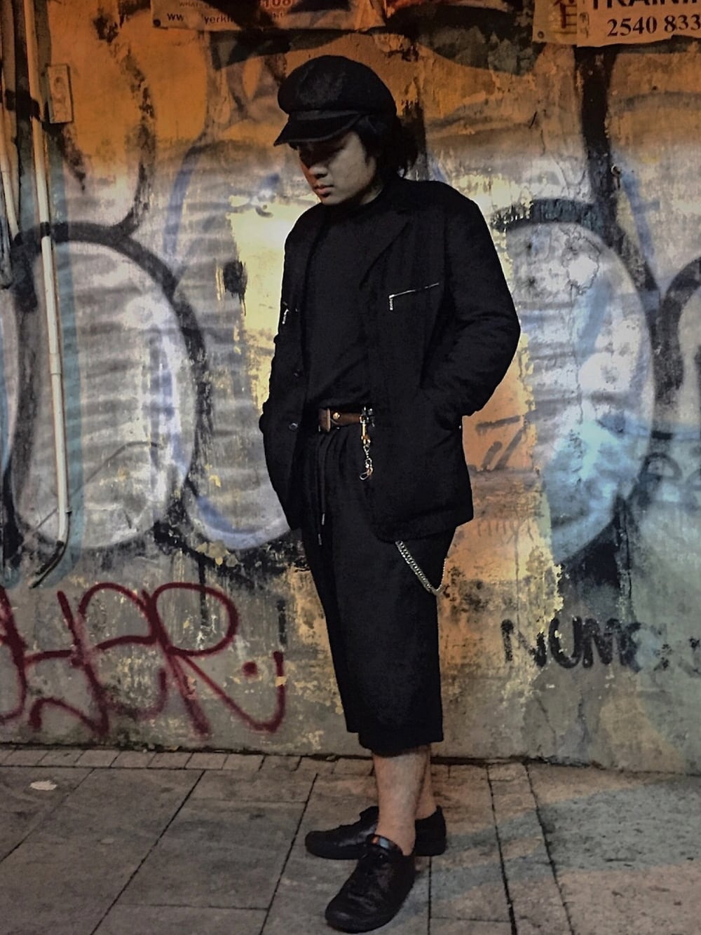 ブラック系のスーツジャケット、ブラック系のスニーカー、ブラック系のトップスを着用したメンズの冬コーディネートの1枚目の写真