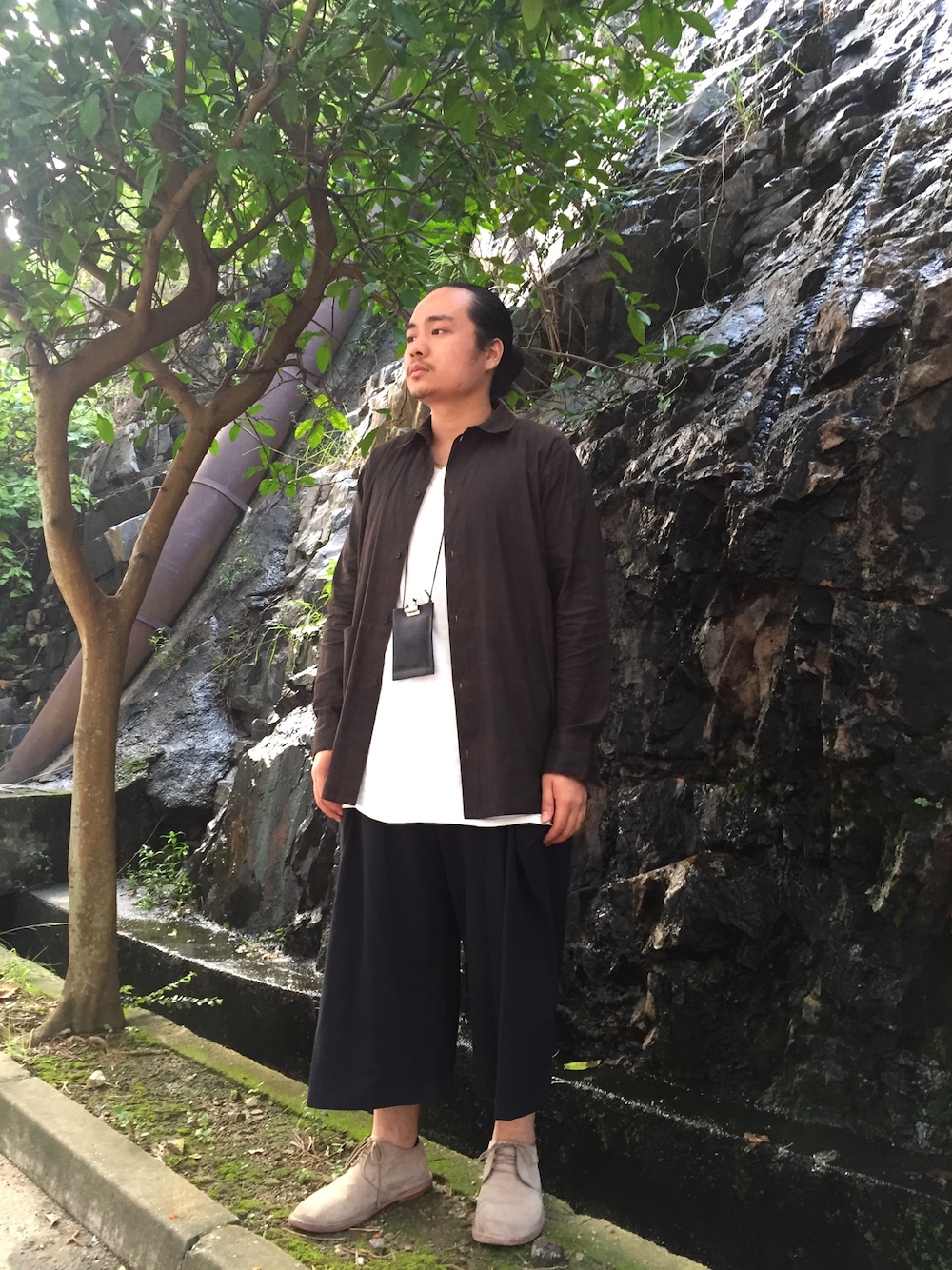 「YANTORのアイテム（シャツ/ブラウス、ブラウン系）」を使った、KARL.TANG さん（メンズ・172cm）の夏コーディネートの1枚目の写真