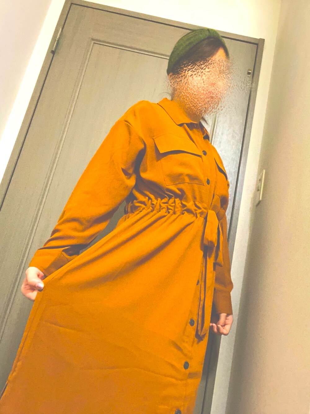 「低身長、部屋撮り、ロングワンピース、シャツワンピ」｜「SpRay PREMIUMのアイテム（シャツワンピース、オレンジ系）」を使った、Chikkoさん（レディース・158cm）の春コーディネートの1枚目の写真