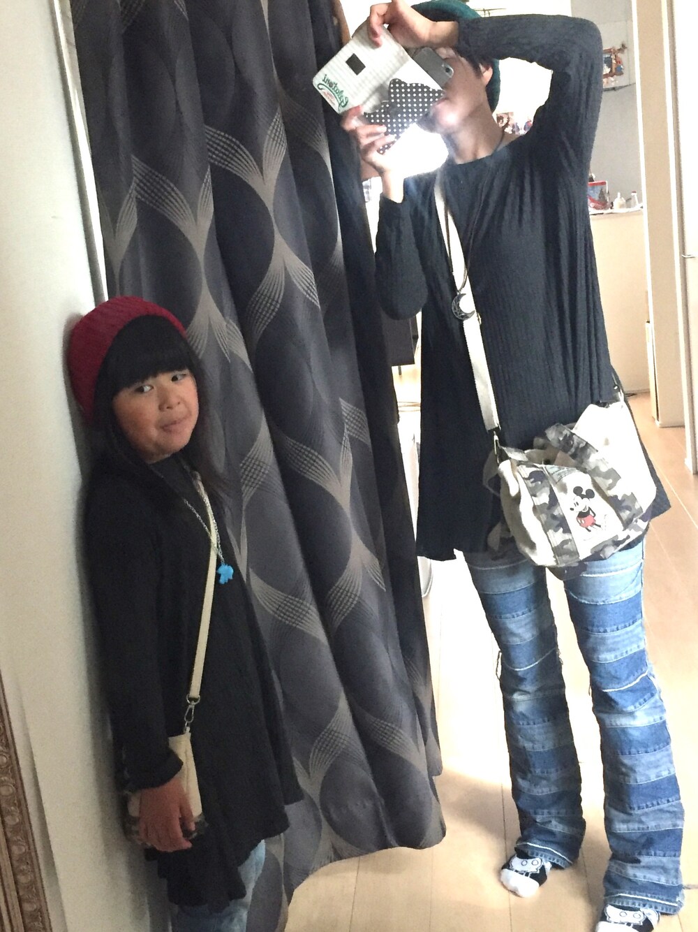 「ザラキッズ、カジュアルコーデ、デニム、ZARA KIDS、休日スタイル、ニット帽」｜「ZARA KIDSのアイテム（チュニック、グレー系）」を使った、Ogura Akinaさん（キッズ・123cm）の冬コーディネートの1枚目の写真