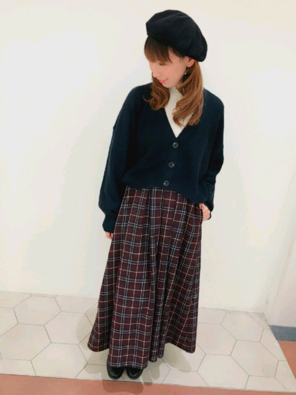 「チェック、ショート丈トップス、ボリューム袖、カーディガン、プチプラ、earth music&ecology、アースミュージック＆エコロジー、ママコーデ、赤チェック、レースアップシューズ」｜「earth music&ecologyのチェックタックスカート（スカート、レッド系）」を使った、miho1314さん（レディース・158cm）の秋コーディネートの1枚目の写真